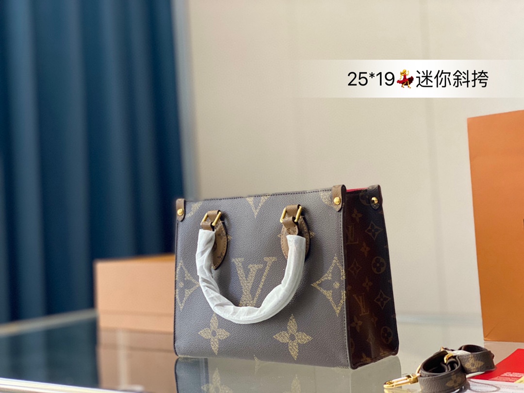 K5 迷你号 配原版飞机盒折叠盒子  Louis Vuitton 路易威登 LV  购物袋 性价比之王这是一款超赞的包型，非常值得入的一款，超大购物袋，不容易变形 而且大Logo的设计超级好看。除了手拎以外，还有一条长肩,可单肩可斜挎，可以说是非常赞了，上身真的很有气质尺寸：迷你25*19cm
