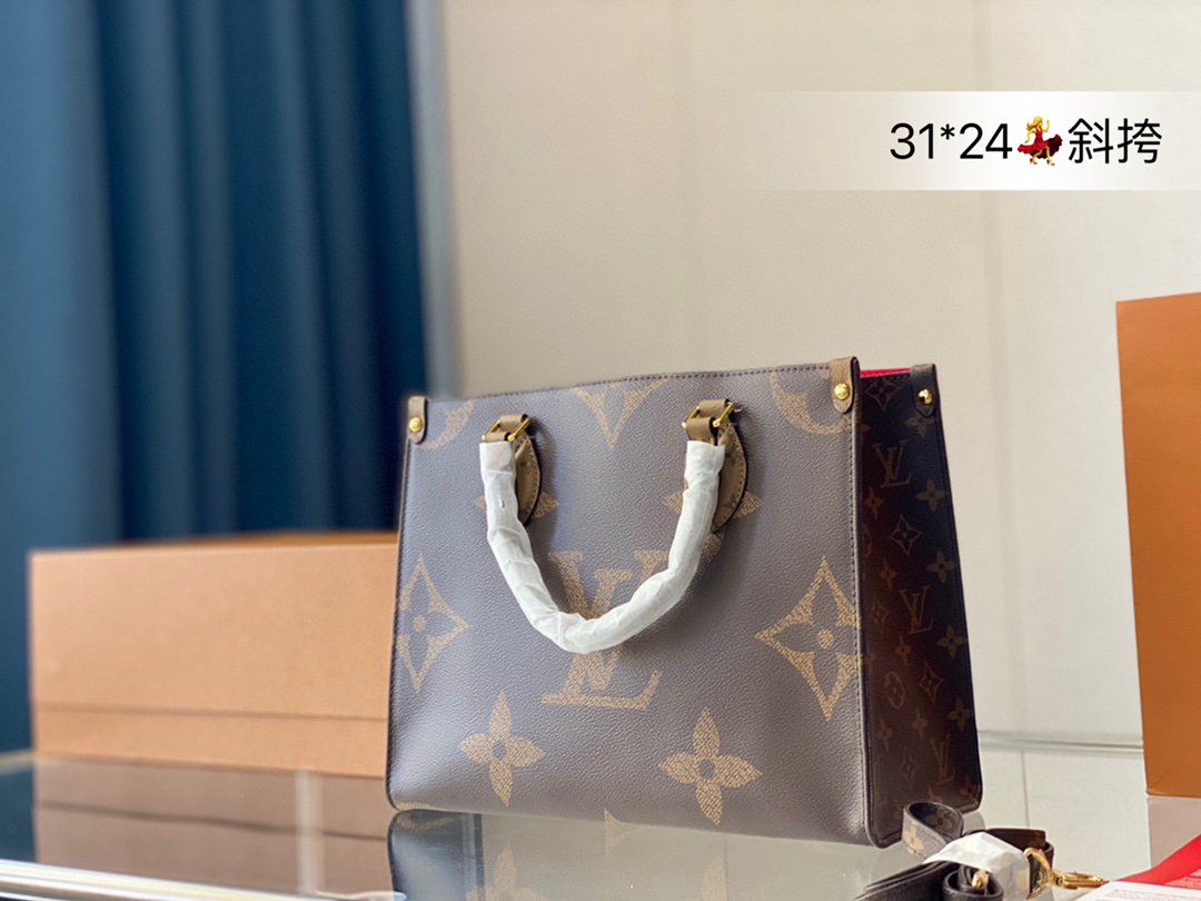 K5 小号 配原版飞机盒折叠盒子  Louis Vuitton 路易威登 LV  购物袋 性价比之王这是一款超赞的包型，非常值得入的一款，超大购物袋，不容易变形 而且大Logo的设计超级好看。除了手拎以外，还有一条长肩,可单肩可斜挎，可以说是非常赞了，上身真的很有气质尺寸：小号31*24cm斜挎