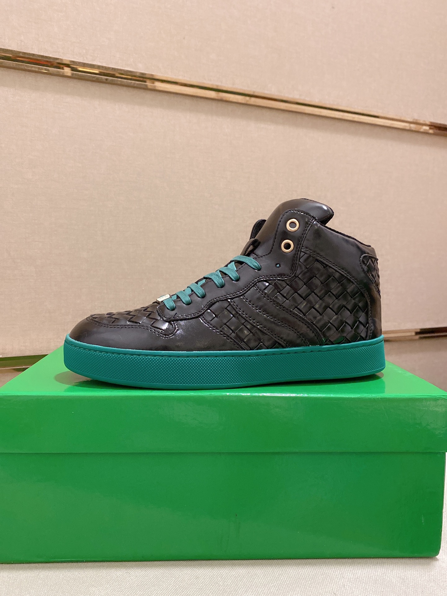 I5 Bottega Veneta 宝缇嘉 高帮男款 潮流款上市 官网同款 专柜品质[强][强][强]精选头层牛皮 高档大气 舒适舒适羊皮内 里 性价比超高款 原版耐磨橡胶大底 做工精细 用料上层 品质看得见 亲赶紧下手哦 鞋码38到44