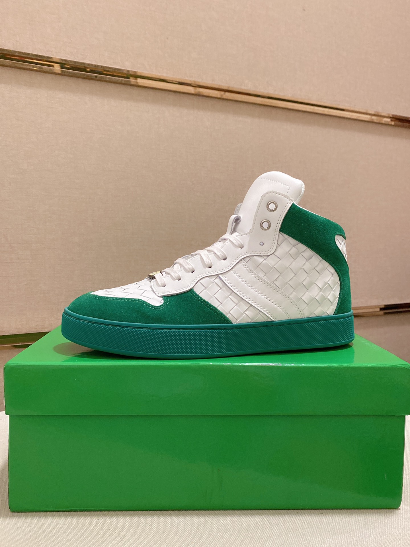 I5 Bottega Veneta 宝缇嘉 高帮男款 潮流款上市 官网同款 专柜品质[强][强][强]精选头层牛皮 高档大气 舒适舒适羊皮内 里 性价比超高款 原版耐磨橡胶大底 做工精细 用料上层 品质看得见 亲赶紧下手哦 鞋码38到44