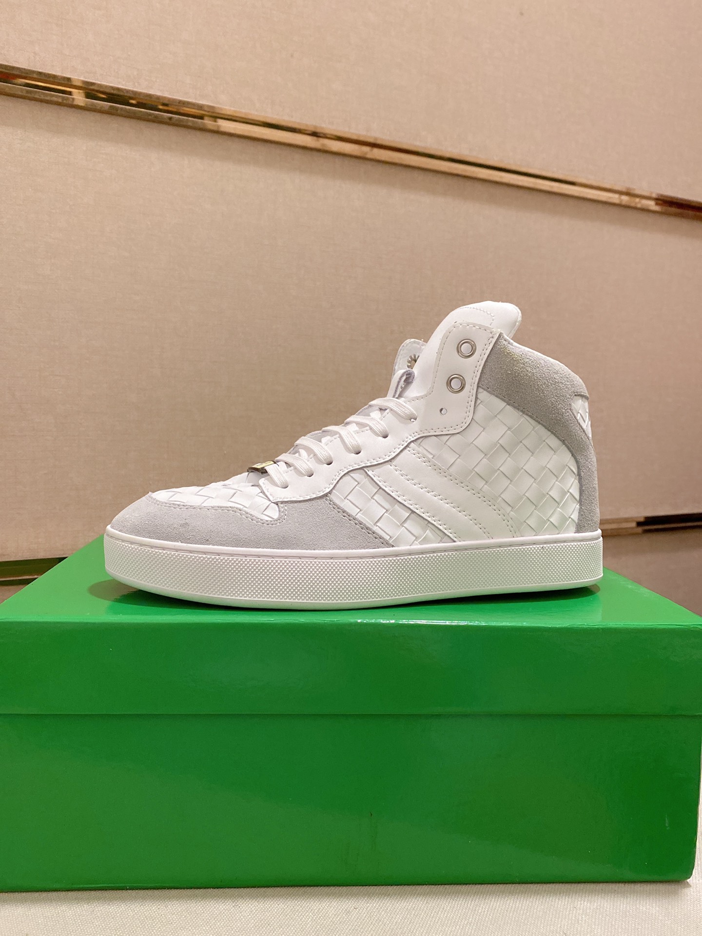 I5 Bottega Veneta 宝缇嘉 高帮男款 潮流款上市 官网同款 专柜品质[强][强][强]精选头层牛皮 高档大气 舒适舒适羊皮内 里 性价比超高款 原版耐磨橡胶大底 做工精细 用料上层 品质看得见 亲赶紧下手哦 鞋码38到44