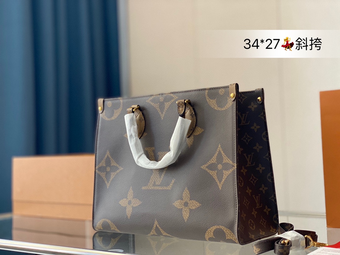 L0 配原版飞机盒折叠盒子  Louis Vuitton 路易威登 LV  购物袋 性价比之王这是一款超赞的包型，非常值得入的一款，超大购物袋，不容易变形 而且大Logo的设计超级好看。除了手拎以外，还有一条长肩,可单肩可斜挎，可以说是非常赞了，上身真的很有气质尺寸：中号34*27cm
