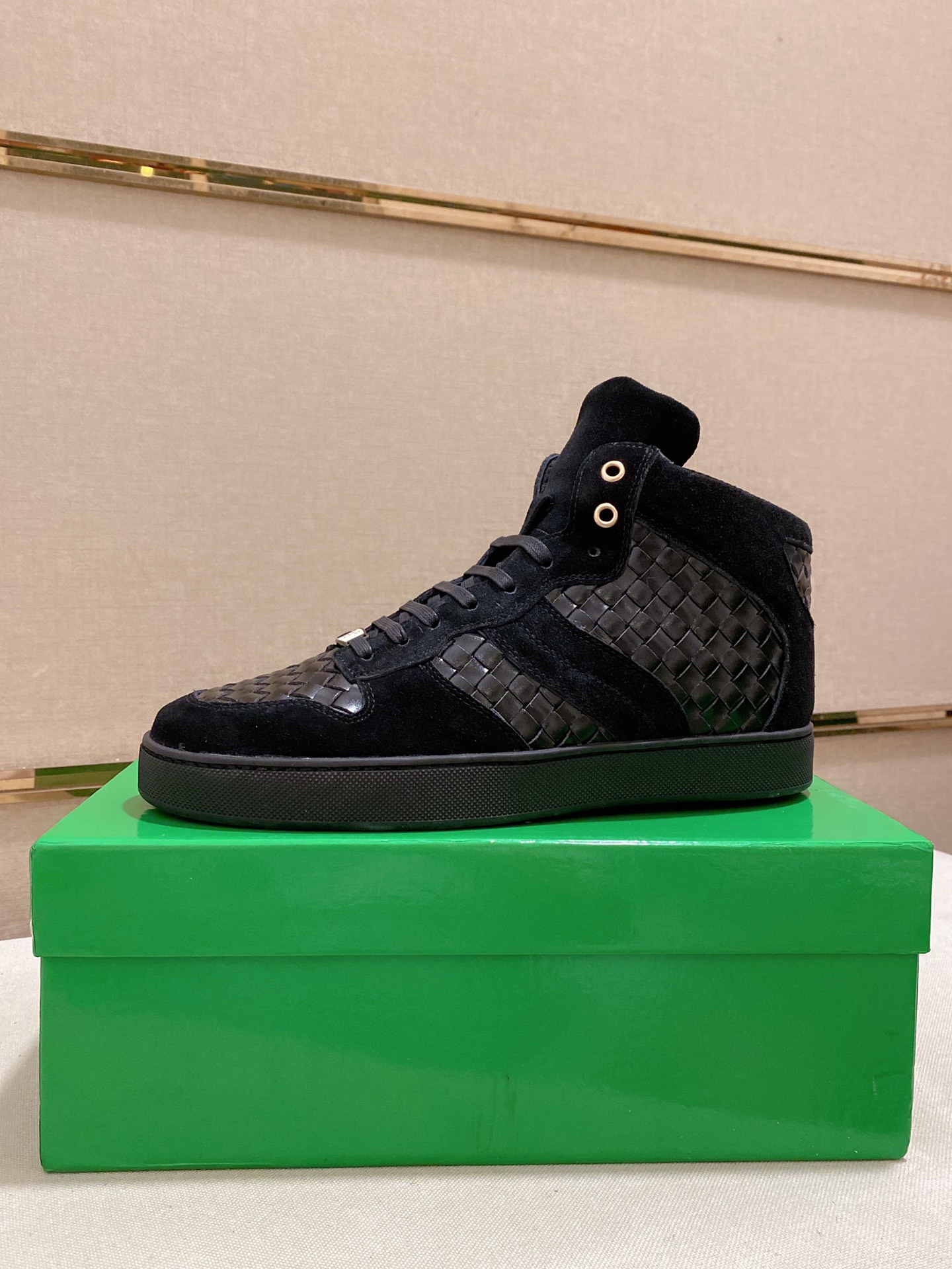 I5 Bottega Veneta 宝缇嘉 高帮男款 潮流款上市 官网同款 专柜品质[强][强][强]精选头层牛皮 高档大气 舒适舒适羊皮内 里 性价比超高款 原版耐磨橡胶大底 做工精细 用料上层 品质看得见 亲赶紧下手哦 鞋码38到44