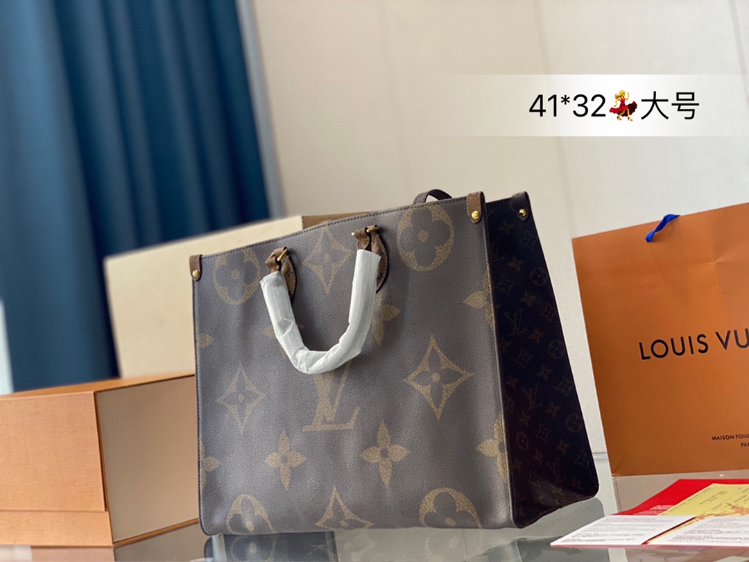 L0 大号 配原版飞机盒折叠盒子  Louis Vuitton 路易威登 LV  购物袋 性价比之王这是一款超赞的包型，非常值得入的一款，超大购物袋，不容易变形 而且大Logo的设计超级好看。除了手拎以外，还有一条长肩,可单肩可斜挎，可以说是非常赞了，上身真的很有气质尺寸：大号41*32cm