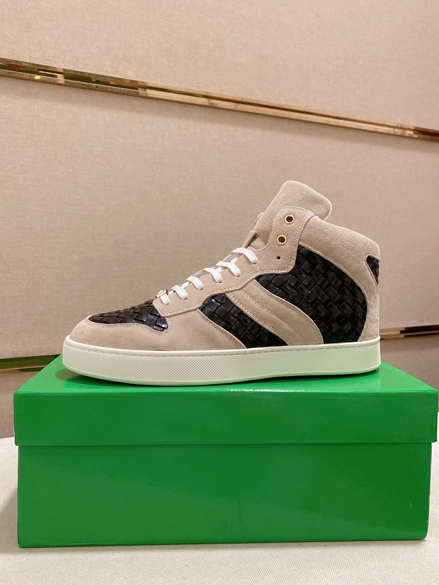 I5 Bottega Veneta 宝缇嘉 高帮男款 潮流款上市 官网同款 专柜品质[强][强][强]精选头层牛皮 高档大气 舒适舒适羊皮内 里 性价比超高款 原版耐磨橡胶大底 做工精细 用料上层 品质看得见 亲赶紧下手哦 鞋码38到44