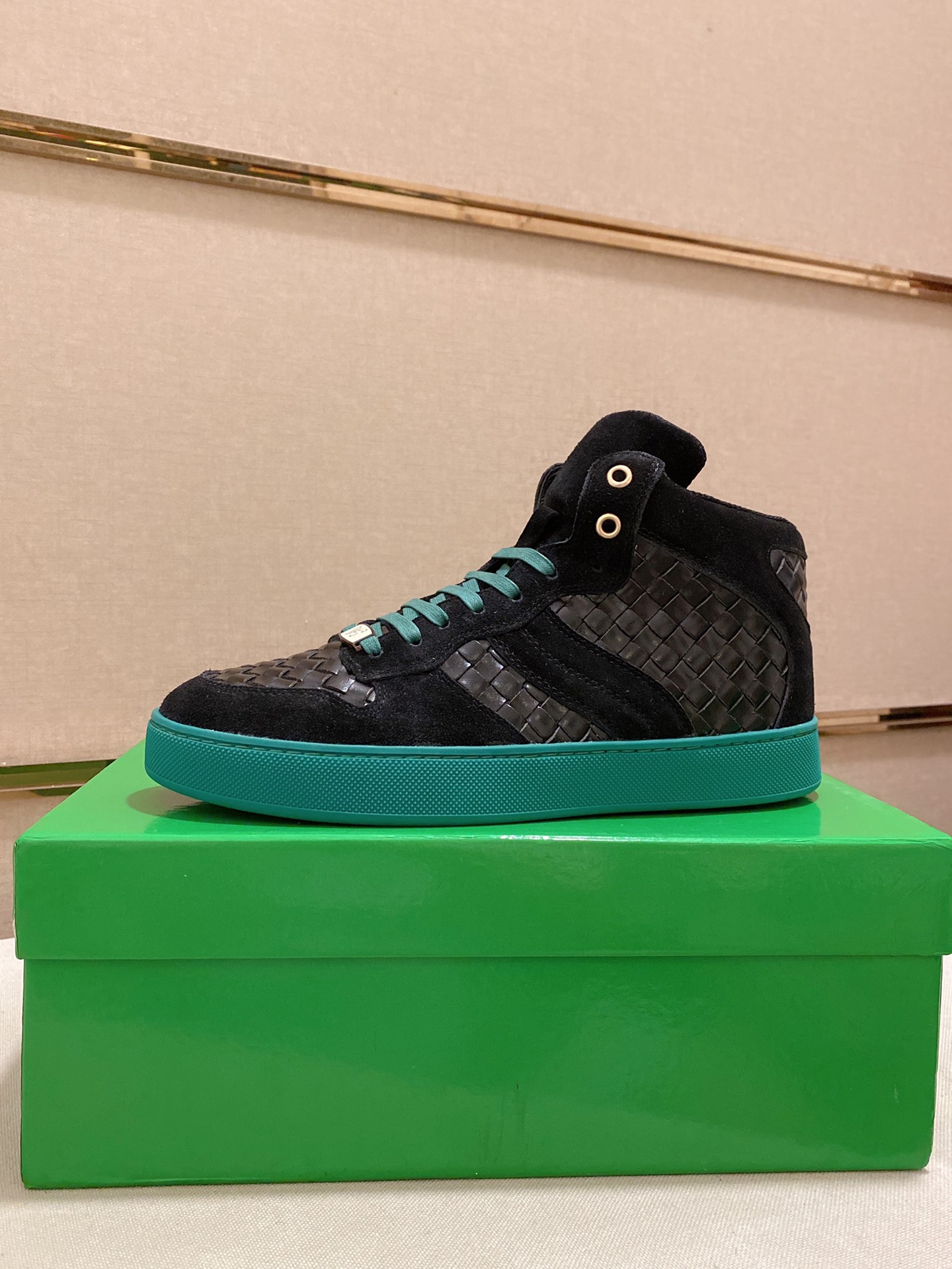 I5 Bottega Veneta 宝缇嘉 高帮男款 潮流款上市 官网同款 专柜品质[强][强][强]精选头层牛皮 高档大气 舒适舒适羊皮内 里 性价比超高款 原版耐磨橡胶大底 做工精细 用料上层 品质看得见 亲赶紧下手哦 鞋码38到44