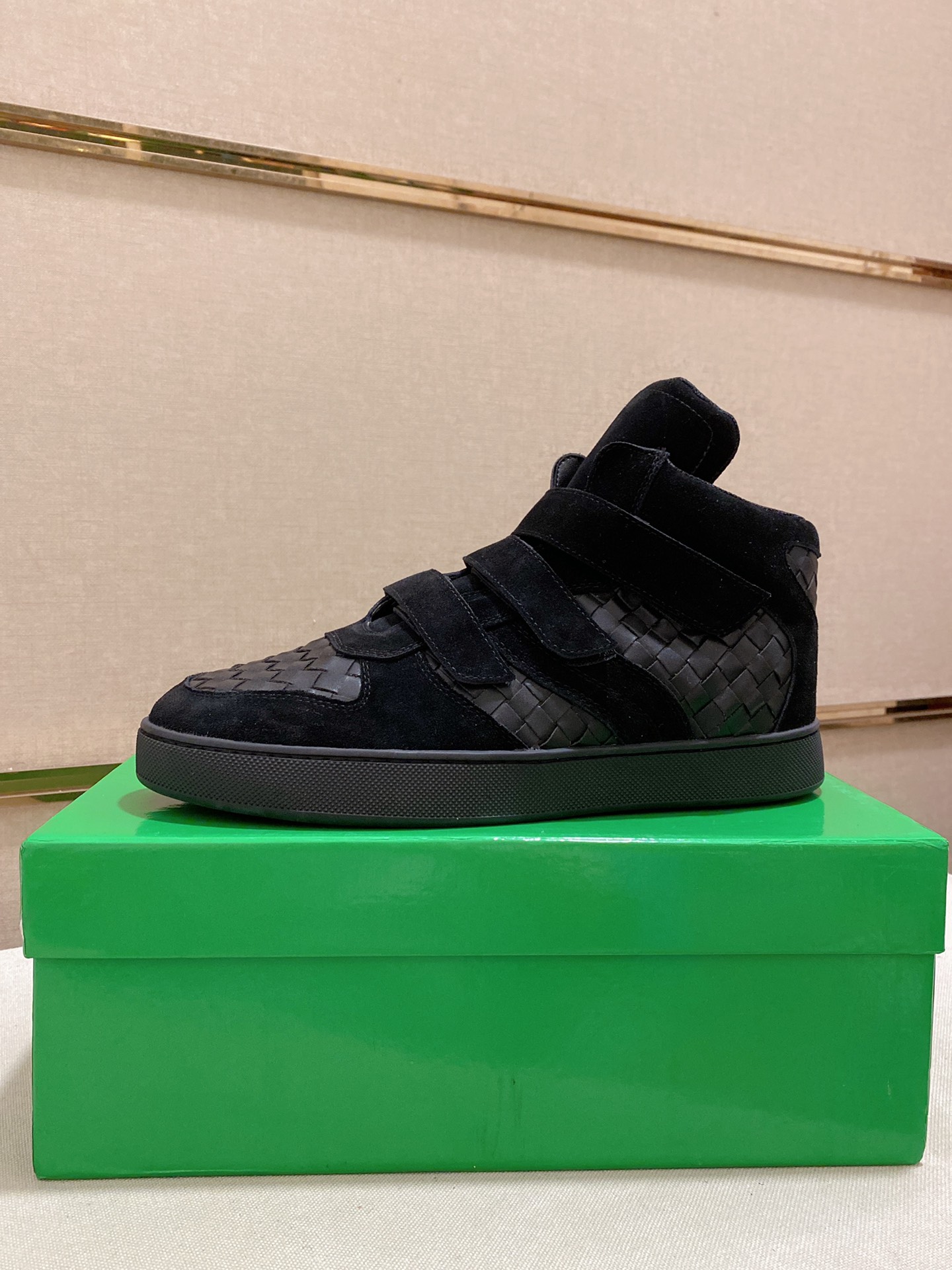 I5 Bottega Veneta 宝缇嘉 高帮男款 潮流款上市 官网同款 专柜品质[强][强][强]精选头层牛皮 高档大气 舒适舒适羊皮内 里 性价比超高款 原版耐磨橡胶大底 做工精细 用料上层 品质看得见 亲赶紧下手哦 鞋码38到44