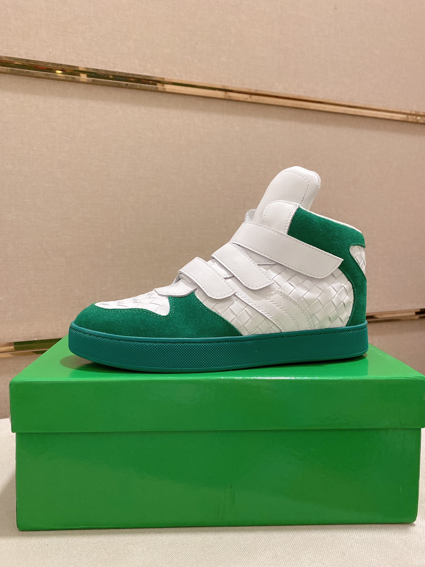 I5 Bottega Veneta 宝缇嘉 高帮男款 潮流款上市 官网同款 专柜品质[强][强][强]精选头层牛皮 高档大气 舒适舒适羊皮内 里 性价比超高款 原版耐磨橡胶大底 做工精细 用料上层 品质看得见 亲赶紧下手哦 鞋码38到44