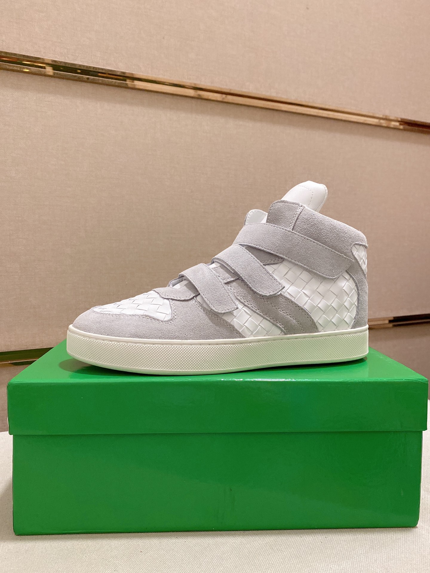 I5 Bottega Veneta 宝缇嘉 高帮男款 潮流款上市 官网同款 专柜品质[强][强][强]精选头层牛皮 高档大气 舒适舒适羊皮内 里 性价比超高款 原版耐磨橡胶大底 做工精细 用料上层 品质看得见 亲赶紧下手哦 鞋码38到44