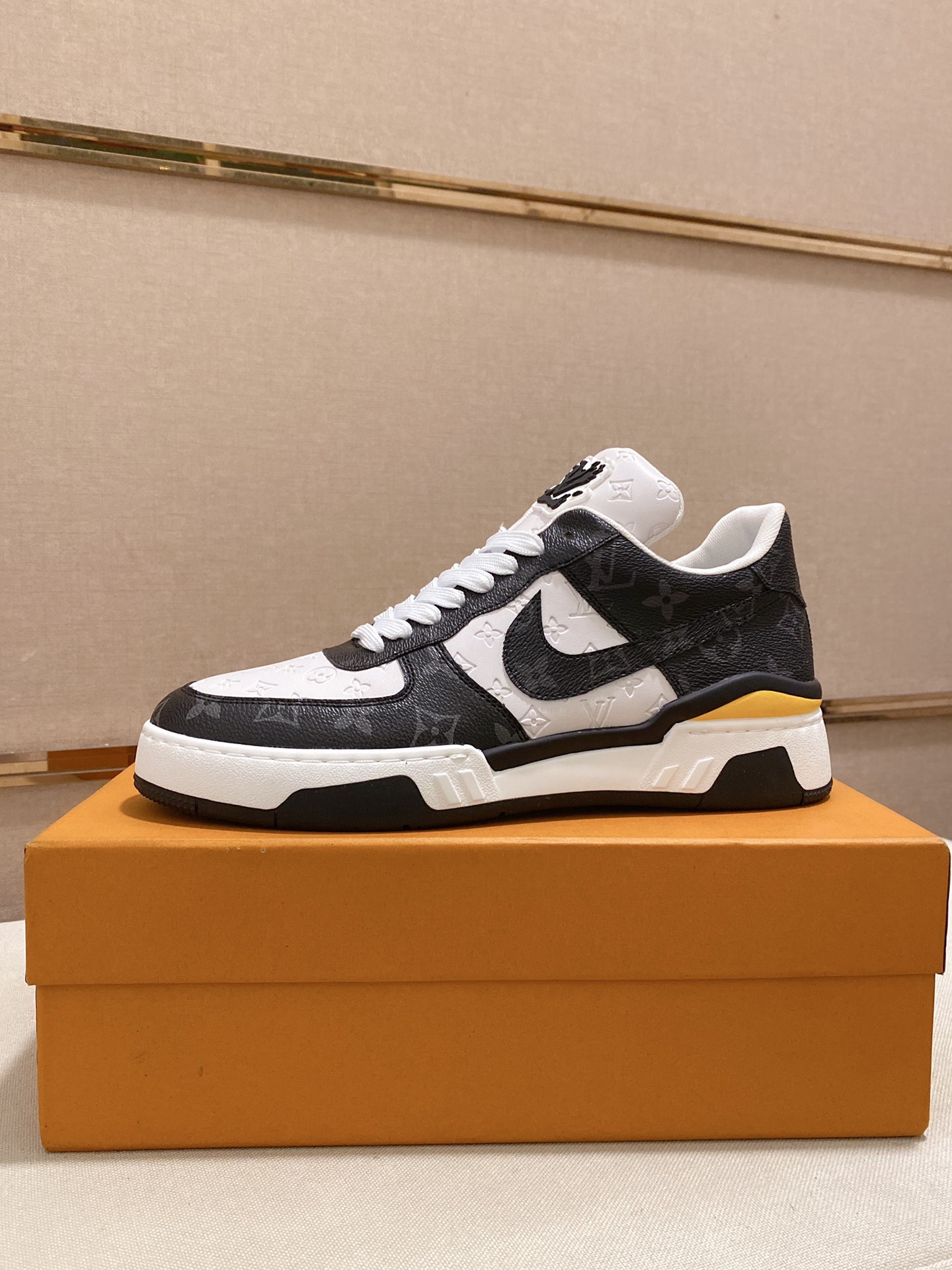 I5 Louis Vuitton 路易威登专柜同步发售，鞋面意大利进口牛仔布压花工艺材料，全进口透气弹力舒适内里，完全1比1复刻，鞋底：原厂特供原版底，独家活动成型底超级舒适，原厂跟单货，高品质，可随意进出专柜，欢迎对比。