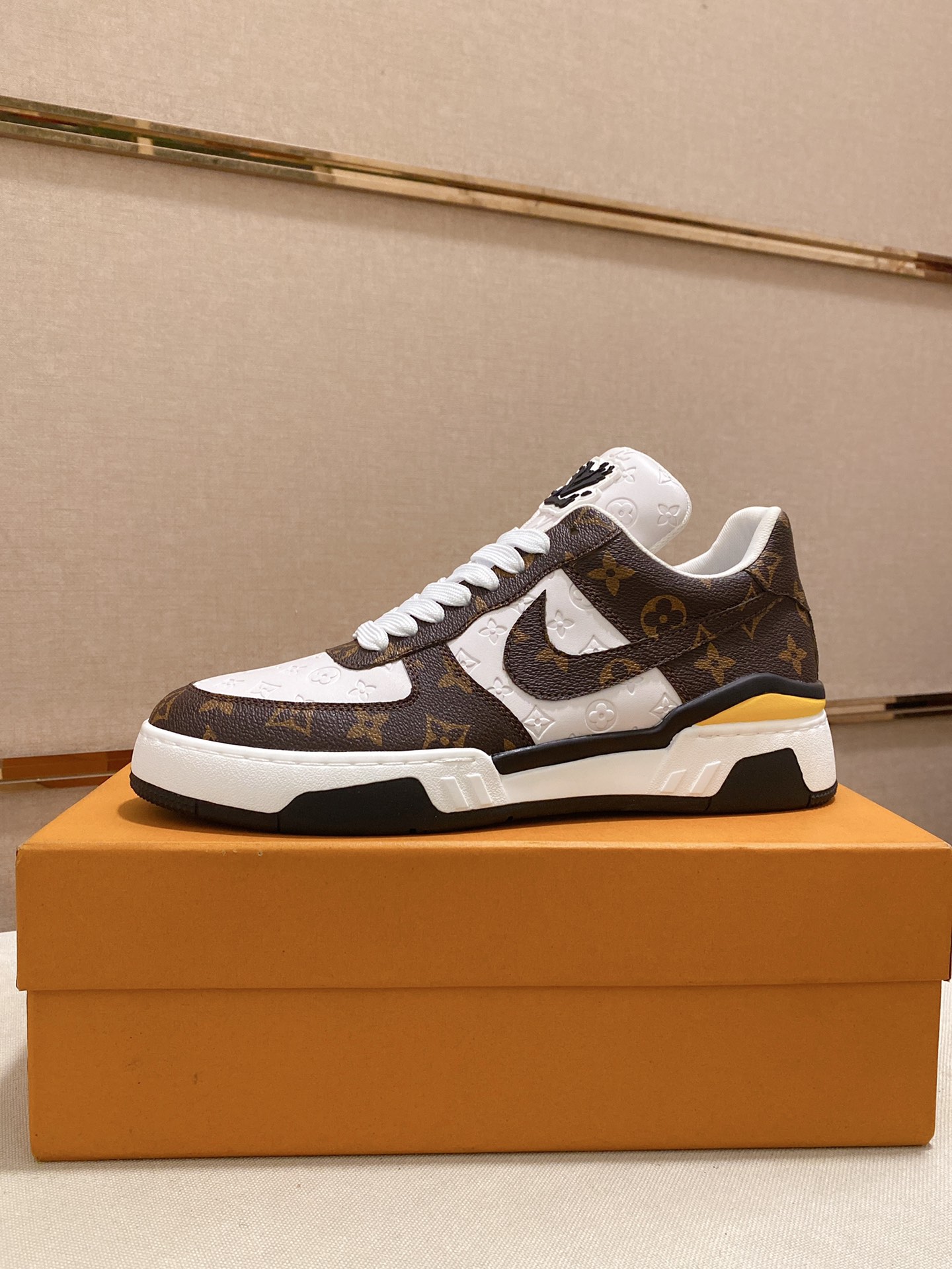 I5 Louis Vuitton 路易威登专柜同步发售，鞋面意大利进口牛仔布压花工艺材料，全进口透气弹力舒适内里，完全1比1复刻，鞋底：原厂特供原版底，独家活动成型底超级舒适，原厂跟单货，高品质，可随意进出专柜，欢迎对比。