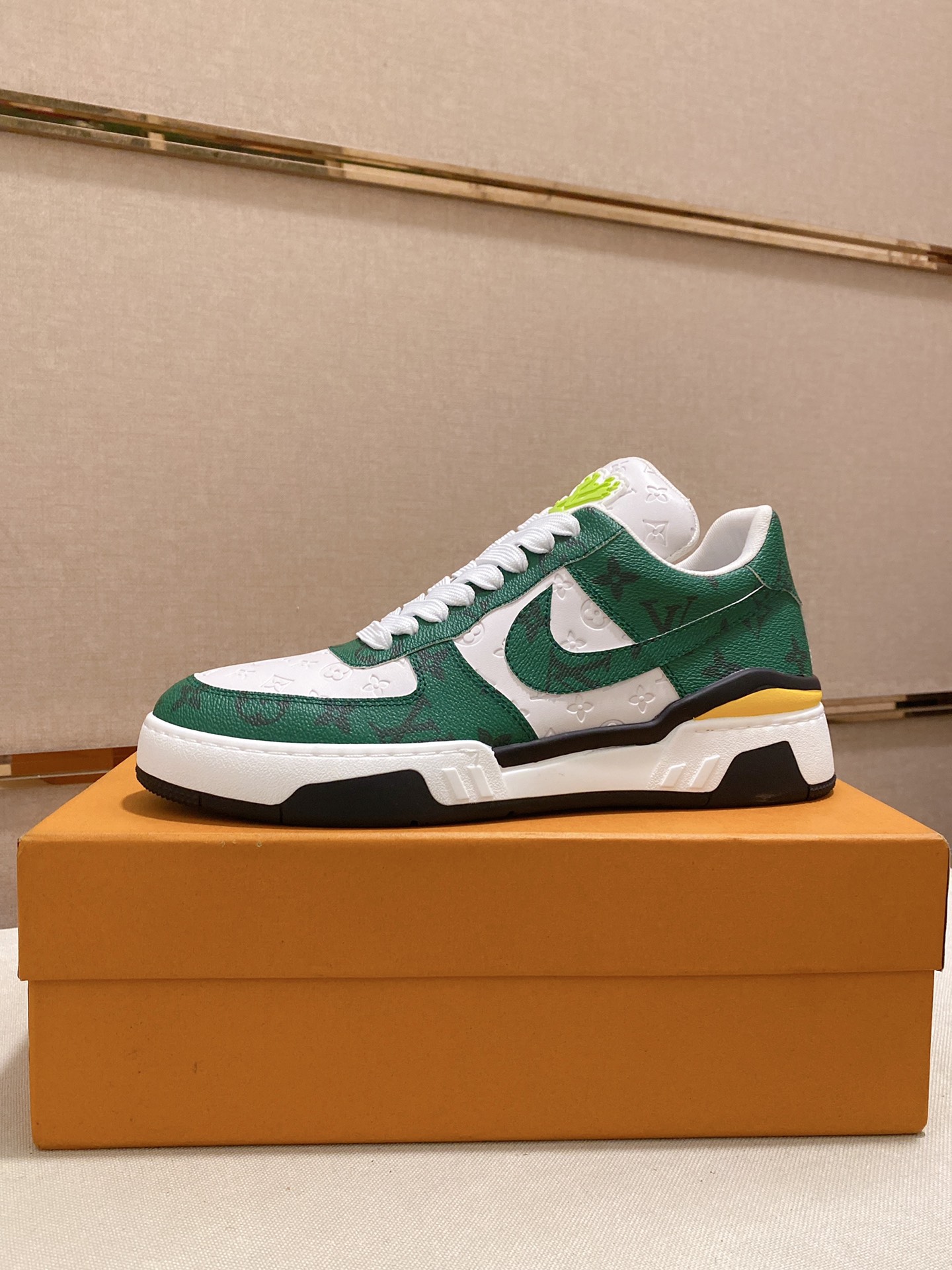 I5 Louis Vuitton 路易威登专柜同步发售，鞋面意大利进口牛仔布压花工艺材料，全进口透气弹力舒适内里，完全1比1复刻，鞋底：原厂特供原版底，独家活动成型底超级舒适，原厂跟单货，高品质，可随意进出专柜，欢迎对比。