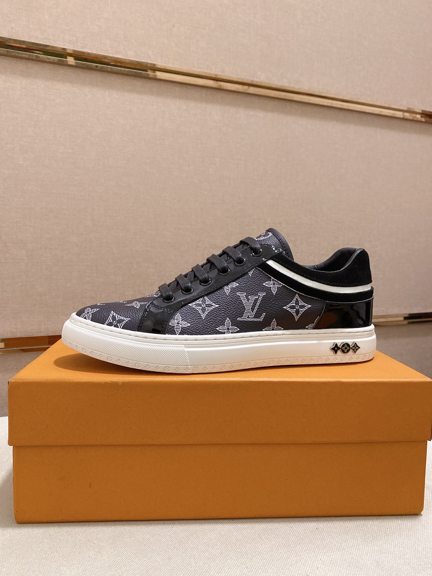 I5 Louis Vuitton 路易威登专柜同步发售，鞋面意大利进口牛仔布压花工艺材料，全进口透气弹力舒适内里，完全1比1复刻，鞋底：原厂特供原版底，独家活动成型底超级舒适，原厂跟单货，高品质，可随意进出专柜，欢迎对比。