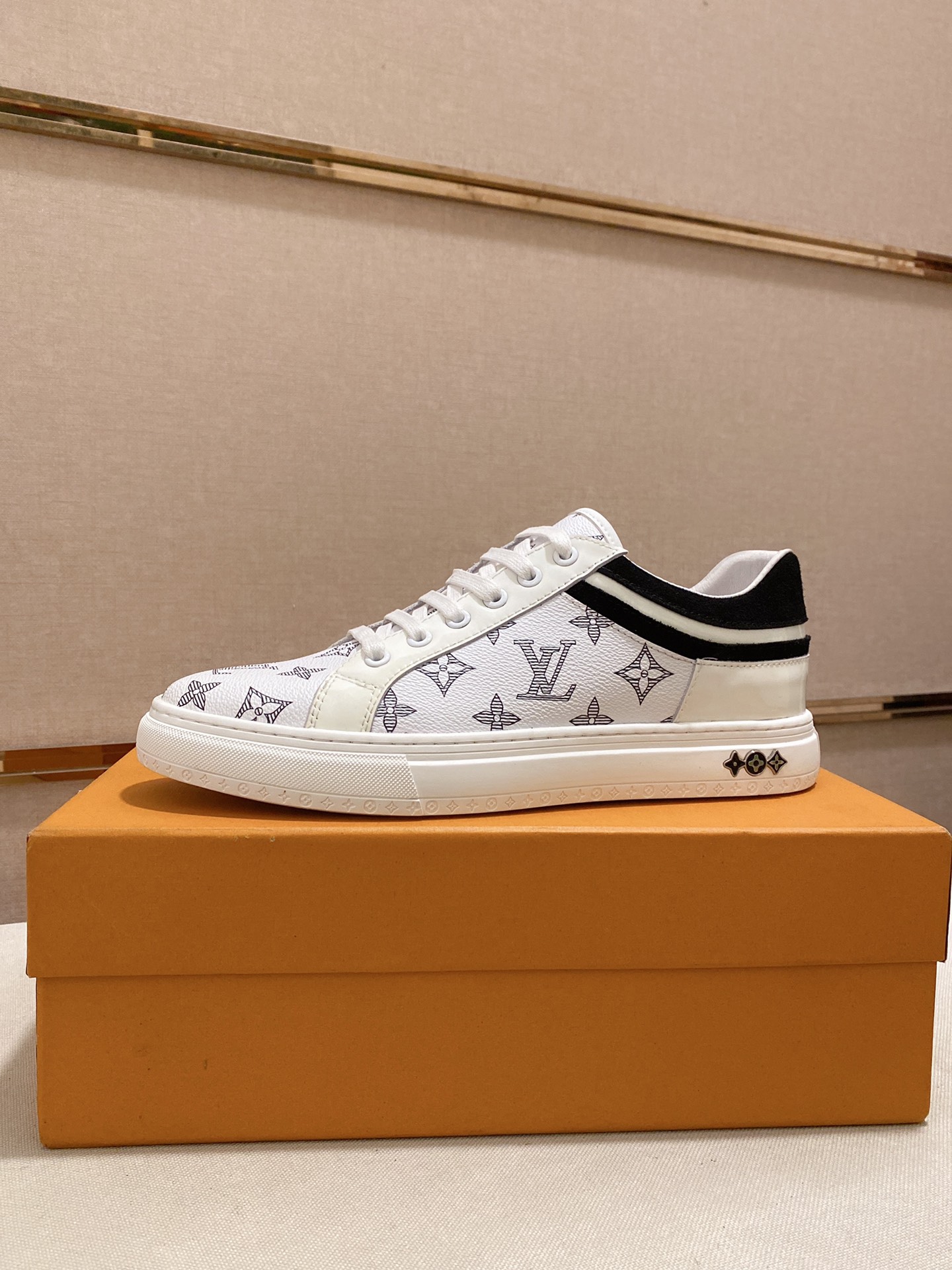 I5 Louis Vuitton 路易威登专柜同步发售，鞋面意大利进口牛仔布压花工艺材料，全进口透气弹力舒适内里，完全1比1复刻，鞋底：原厂特供原版底，独家活动成型底超级舒适，原厂跟单货，高品质，可随意进出专柜，欢迎对比。