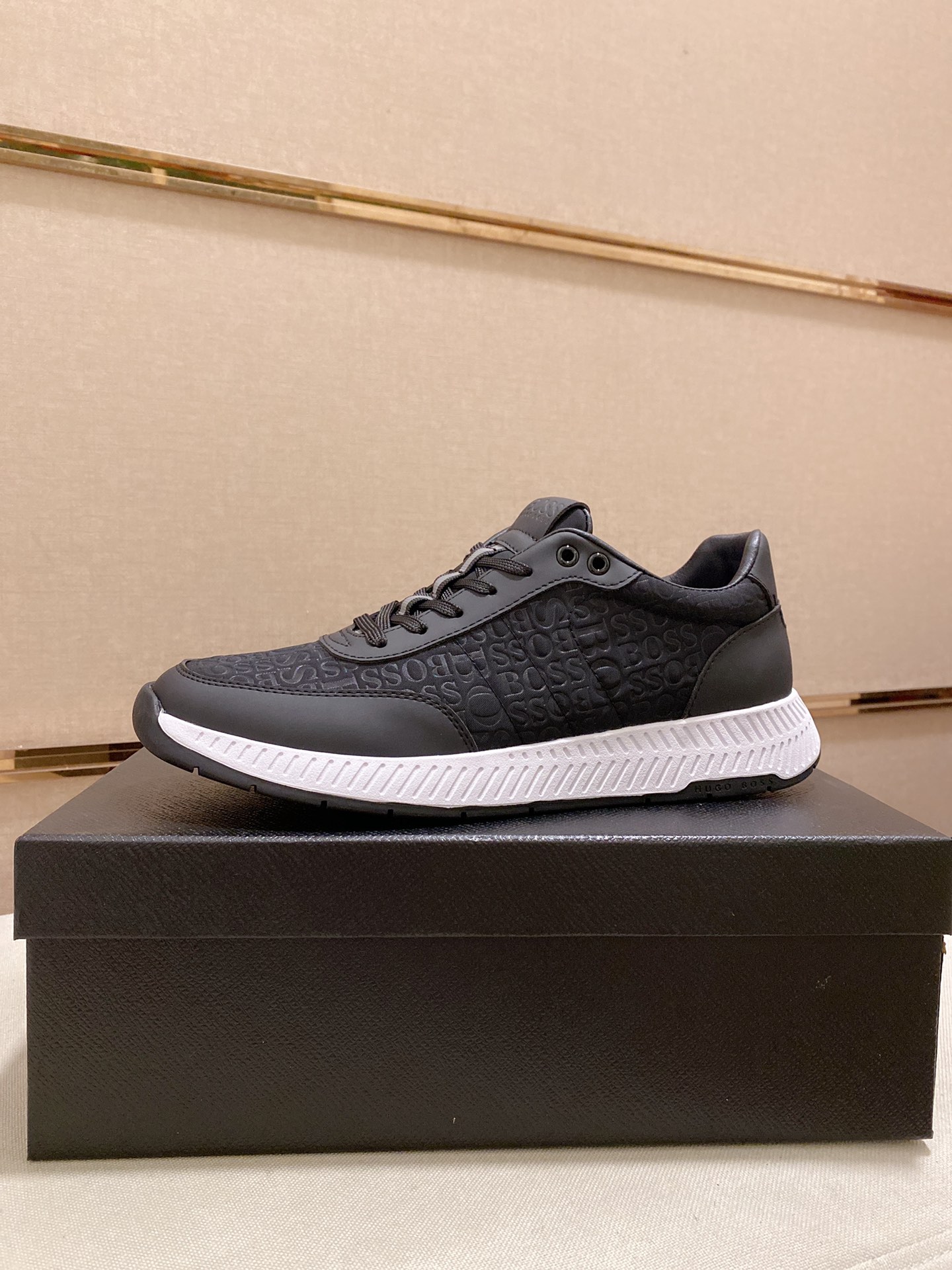 I5 BOSS最新休闲男鞋，欢迎1:1对比，爆单款BOSS香港专柜休闲鞋，专柜品质，验货，优质做工，鞋面采用意大利进口胎牛皮 透气羊皮内里，原版时尚运动大底 ，休闲时尚，高端品质，