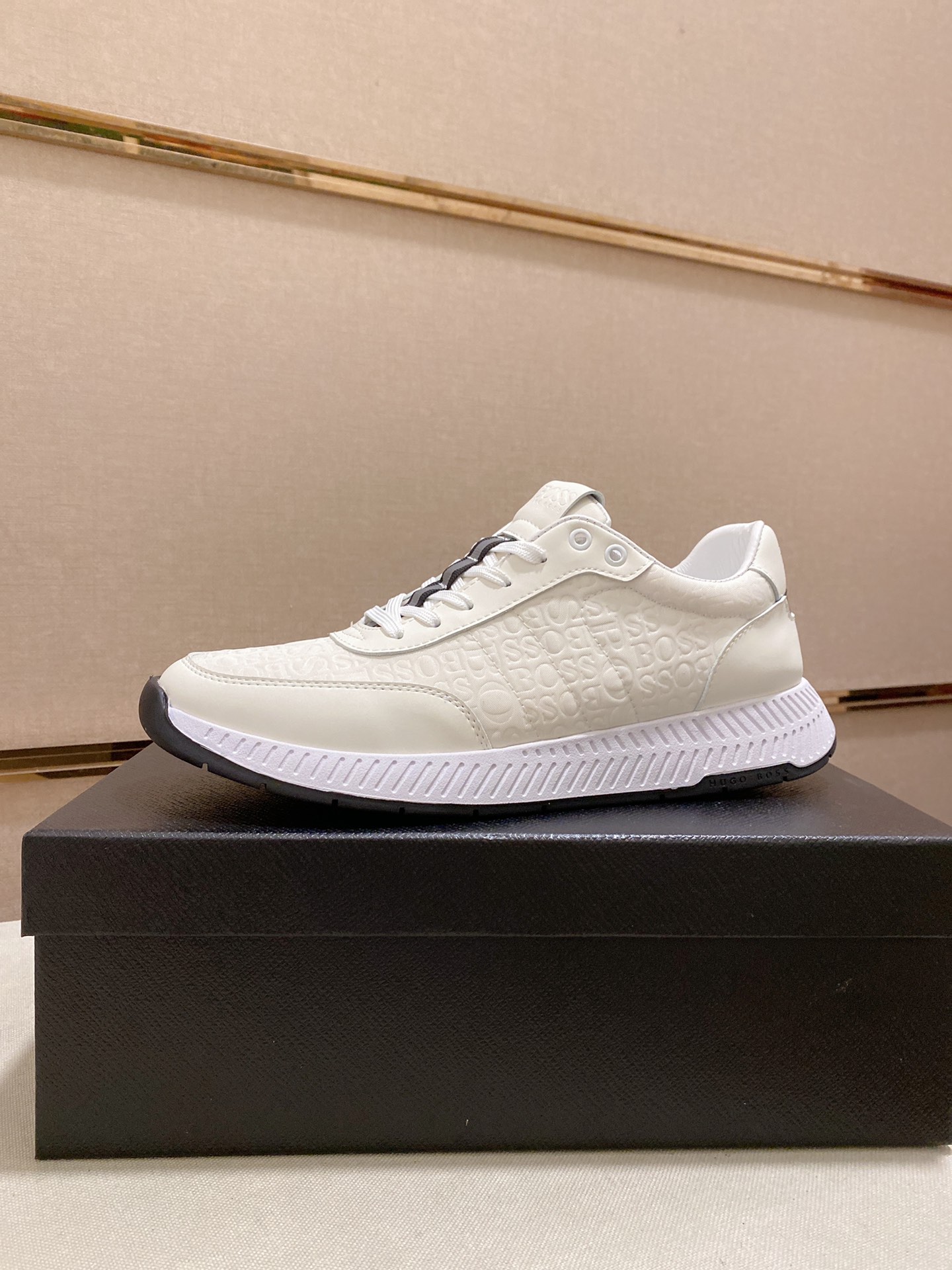 I5 BOSS最新休闲男鞋，欢迎1:1对比，爆单款BOSS香港专柜休闲鞋，专柜品质，验货，优质做工，鞋面采用意大利进口胎牛皮 透气羊皮内里，原版时尚运动大底 ，休闲时尚，高端品质，