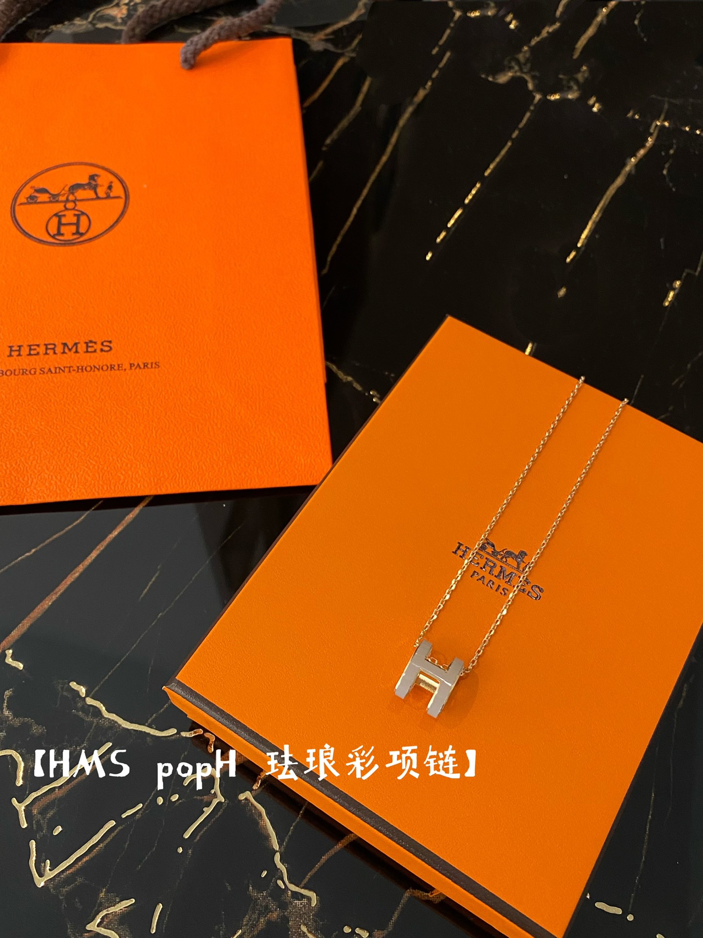 NO:631538,88220 [HMS mini oH enamel necklace] ·The most authentic version of the whole wang, H version curvature enamel color filling ·Limited edition rose gold milk tea powder available simultaneously ·Finely engraved steel seal, welcome to look for our products, the quality of the pictures are real shots, the most conscientious seller on the Internet, guarantee that the real thing is consistent with the picture, if you want cheaper, please go elsewhere, necklace, Cardia high-end jewelry1986090988220【HMS mini oH 珐琅彩项链】 ·全wang最正版本,H版型 弧度 珐琅彩填油 ·限量版玫瑰金奶茶粉同步供应 ·精雕刻字钢印,欢迎k 认准我们出品,图片的品质都是实拍,全网最良心卖家,保证实物与图片一致,要便宜的请移步别家,,necklace,卡迪亚高端饰品,Jewelry