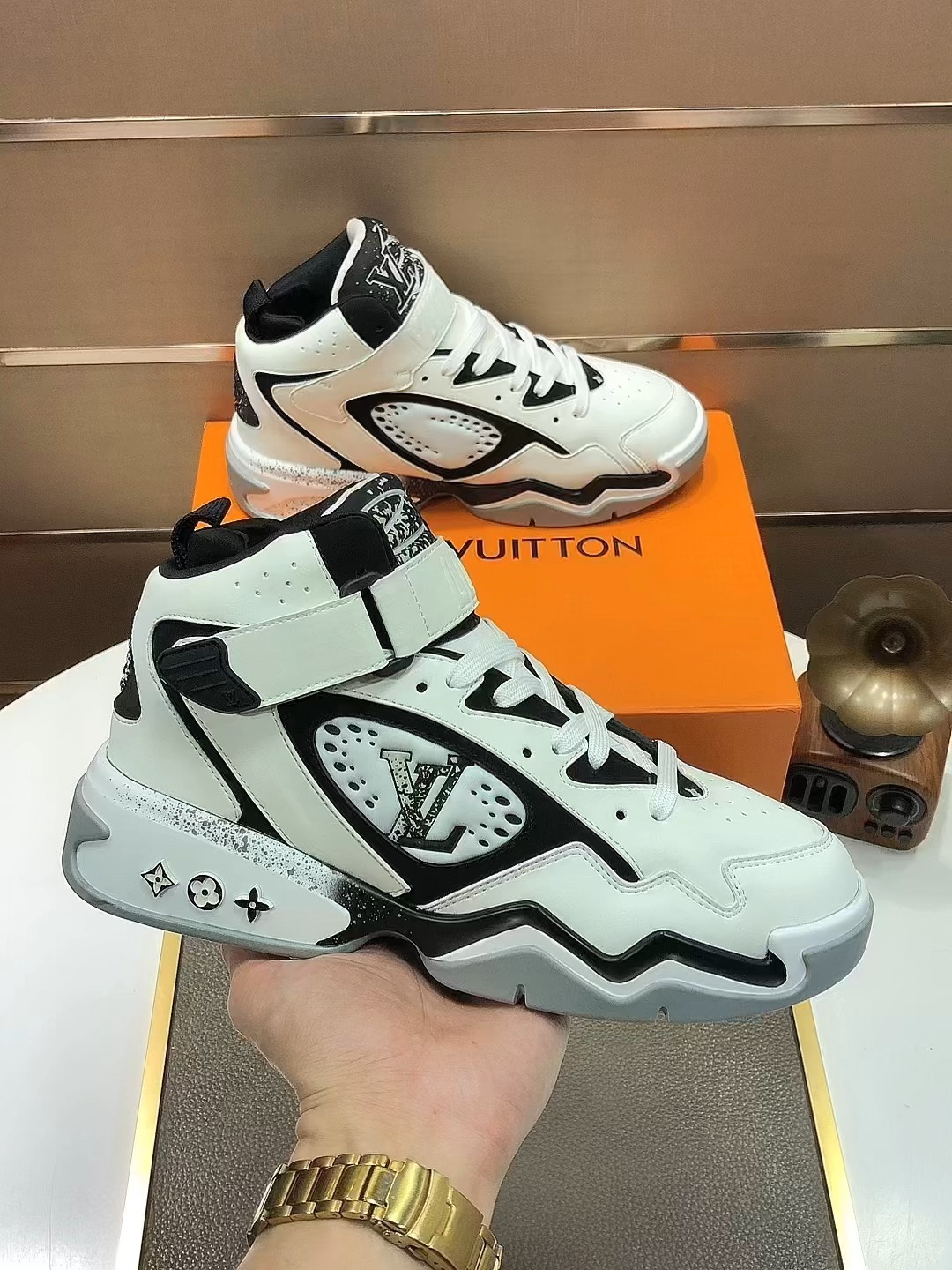 410LOUIS VUITTON原单Louis Vuitton 路易威登——顶级版本 LV经典潮鞋选用进口原版牛皮 透气网布内里.原版耐磨橡胶大底高品质精品