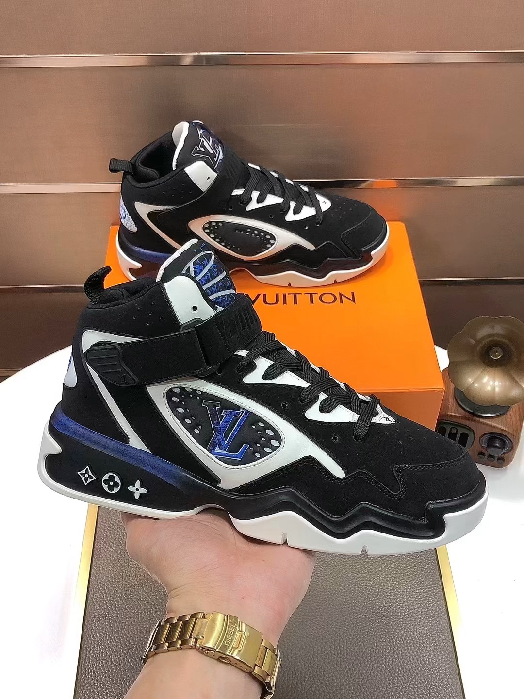 410LOUIS VUITTON原单Louis Vuitton 路易威登——顶级版本 LV经典潮鞋选用进口原版牛皮 透气网布内里.原版耐磨橡胶大底高品质精品