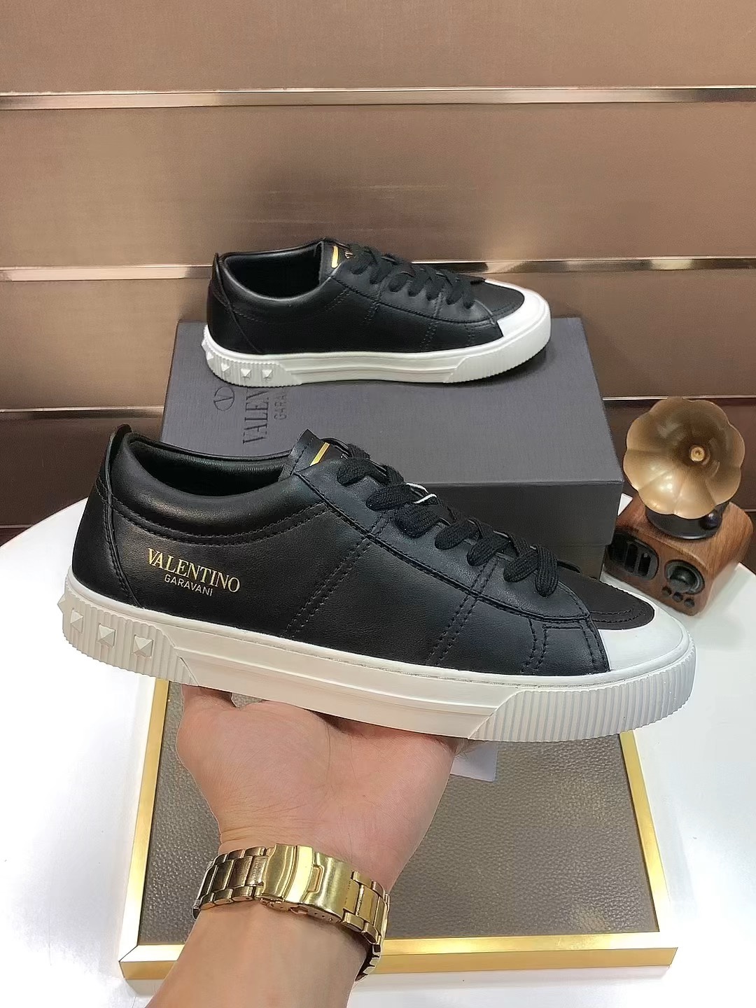 K5  Valentino 华伦天奴 原单  最新時尚休闲男鞋鞋面選用进口上等原版头层牛皮拼接飞织，网布内里，上脚非常有型，个性时尚橡膠耐磨大底，实物拍摄實物更好看，