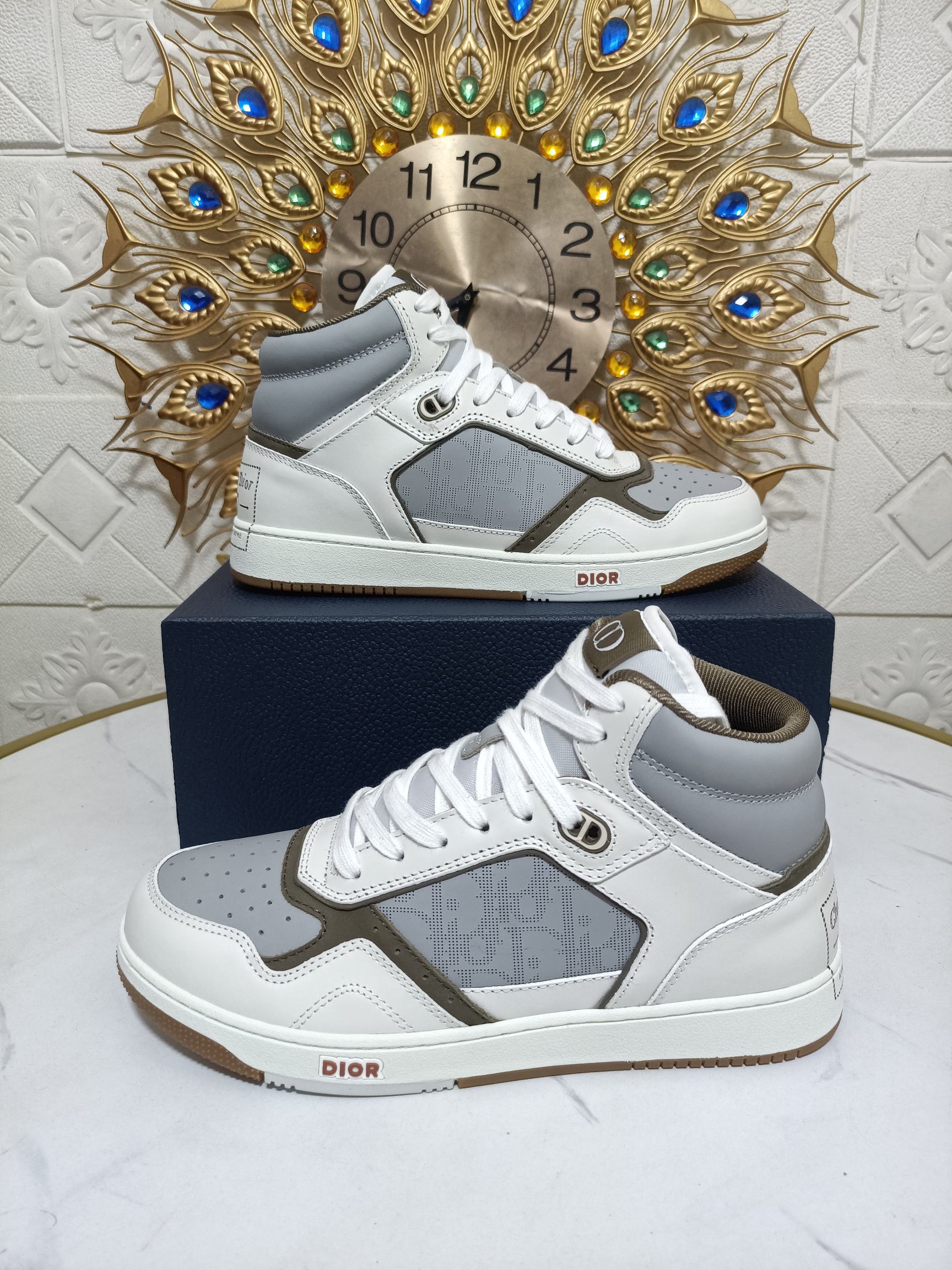 300💰2022年迪奥B27,顶级版本。官网最新配色
Di~r 情侣👫高帮B27休闲运动鞋,这款 B27 高帮运动鞋是该系列新品,延续 Di*r的经典款式。采用黑色光滑牛皮革精心制作,侧面饰以米色和黑色 Oblique 印花镶片。“CD Icon”造型的鞋带孔眼巧妙精致,双色TPU鞋底、后侧鞋口和鞋跟处均带有品牌标志性细节,提升格调。脚踝处搭配 Oblique 印花系带,可调节贴合度,与整体设计相得益彰。时尚百搭,可为3各式造型增光添彩。塑造独具动感活力与摩登气息的精致设计,以低帮及高帮款式所呈现。这款全新必备鞋履为迪奥的典藏传承再赋新彩,尽显现代优雅格调💃
35-39女款。
39-45男款。