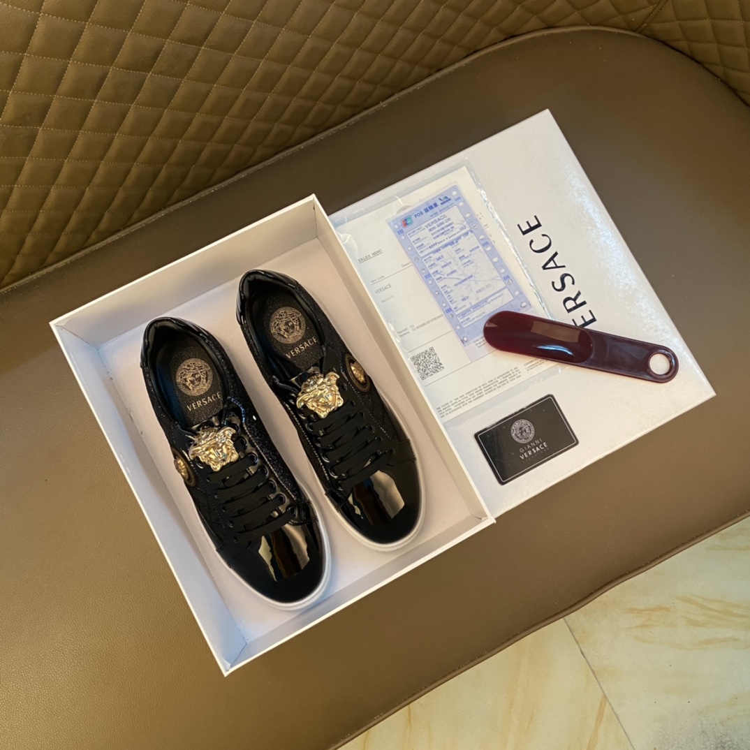 I5   Versace 范思哲 ～独领风骚2022经典低帮懒人款,瓦莎琪压花纹 材料：进口头层小牛皮,羊皮内里 欧美大师独特版面设计 完美打造专柜品质 耐磨仿滑原版大底 青年乐福款 休闲运动板鞋超级舒服.码数：38-44,45订做. 黑色 白色 选