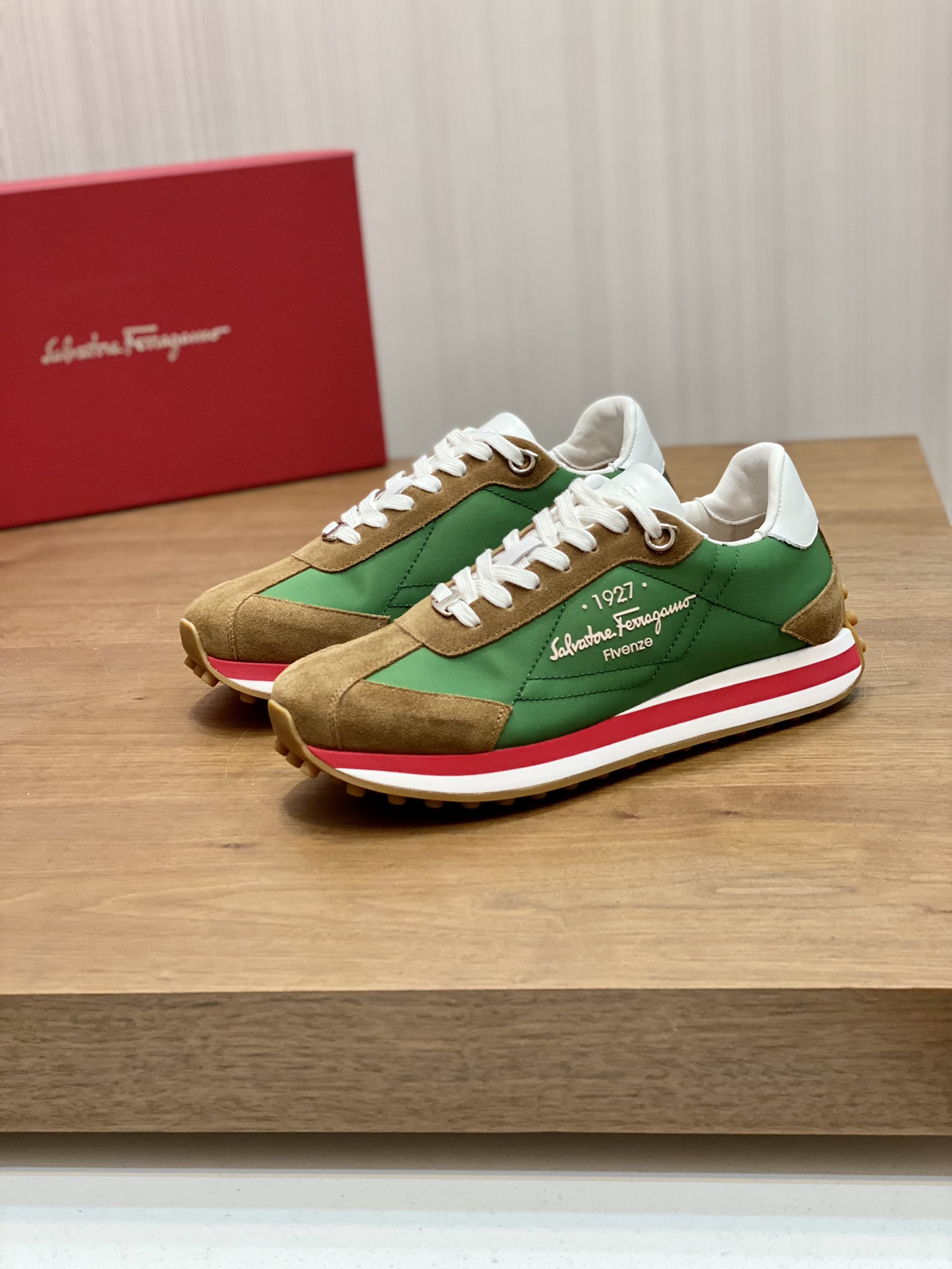 Stylish Ferragamo Sneakers: Modern Classic Design, Factory Price 700 Quid - 图片 3