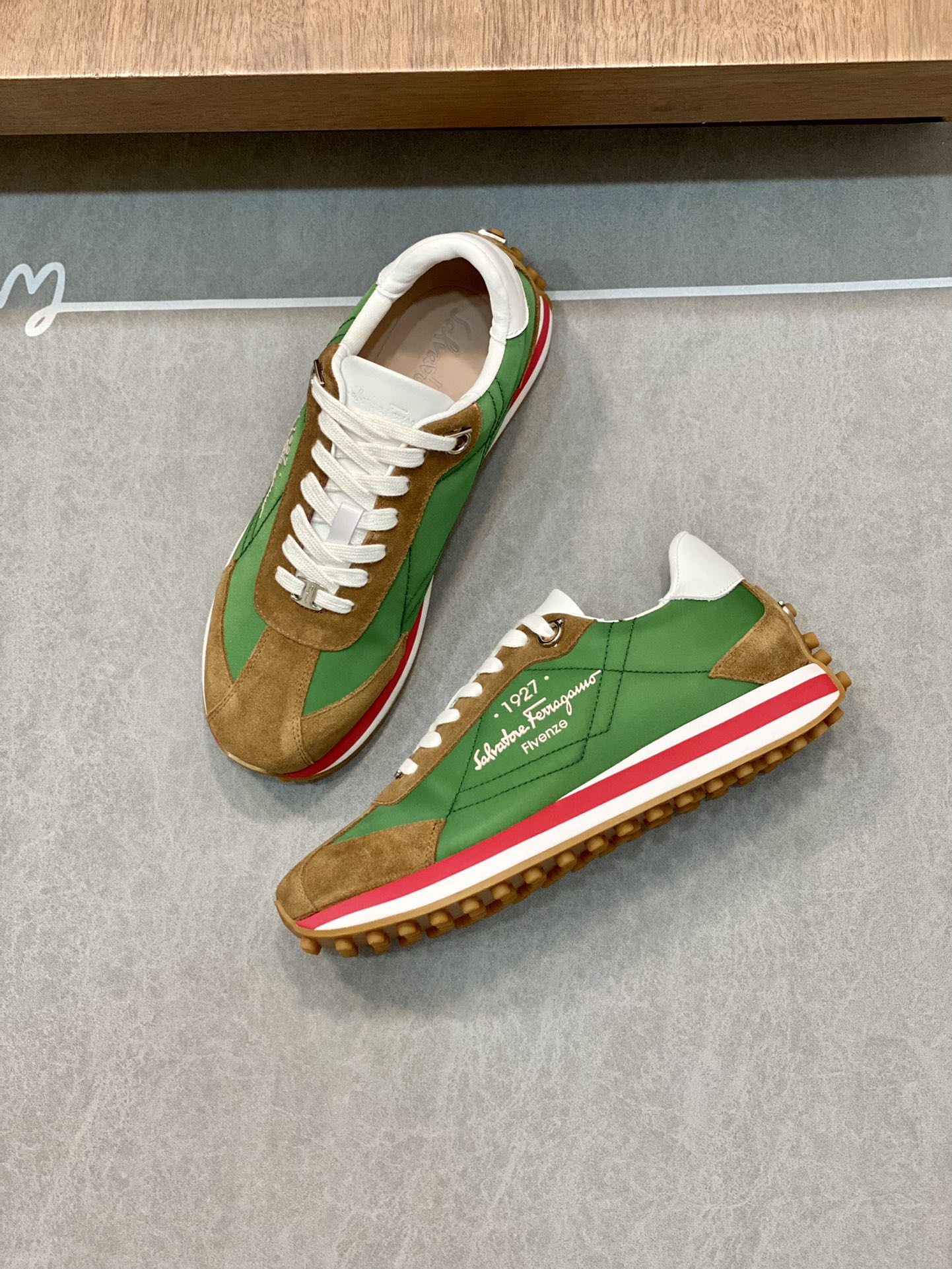 Stylish Ferragamo Sneakers: Modern Classic Design, Factory Price 700 Quid - 图片 5