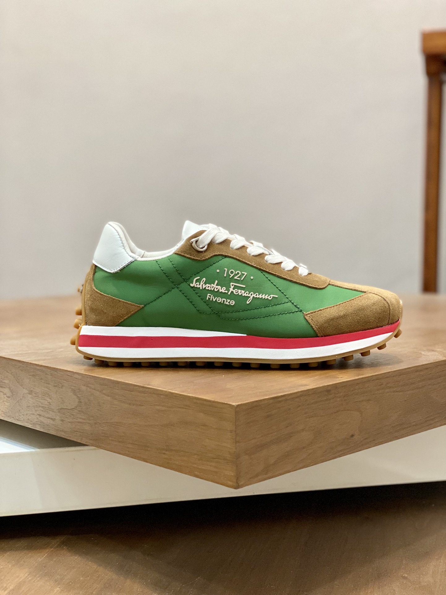 Stylish Ferragamo Sneakers: Modern Classic Design, Factory Price 700 Quid - 图片 2