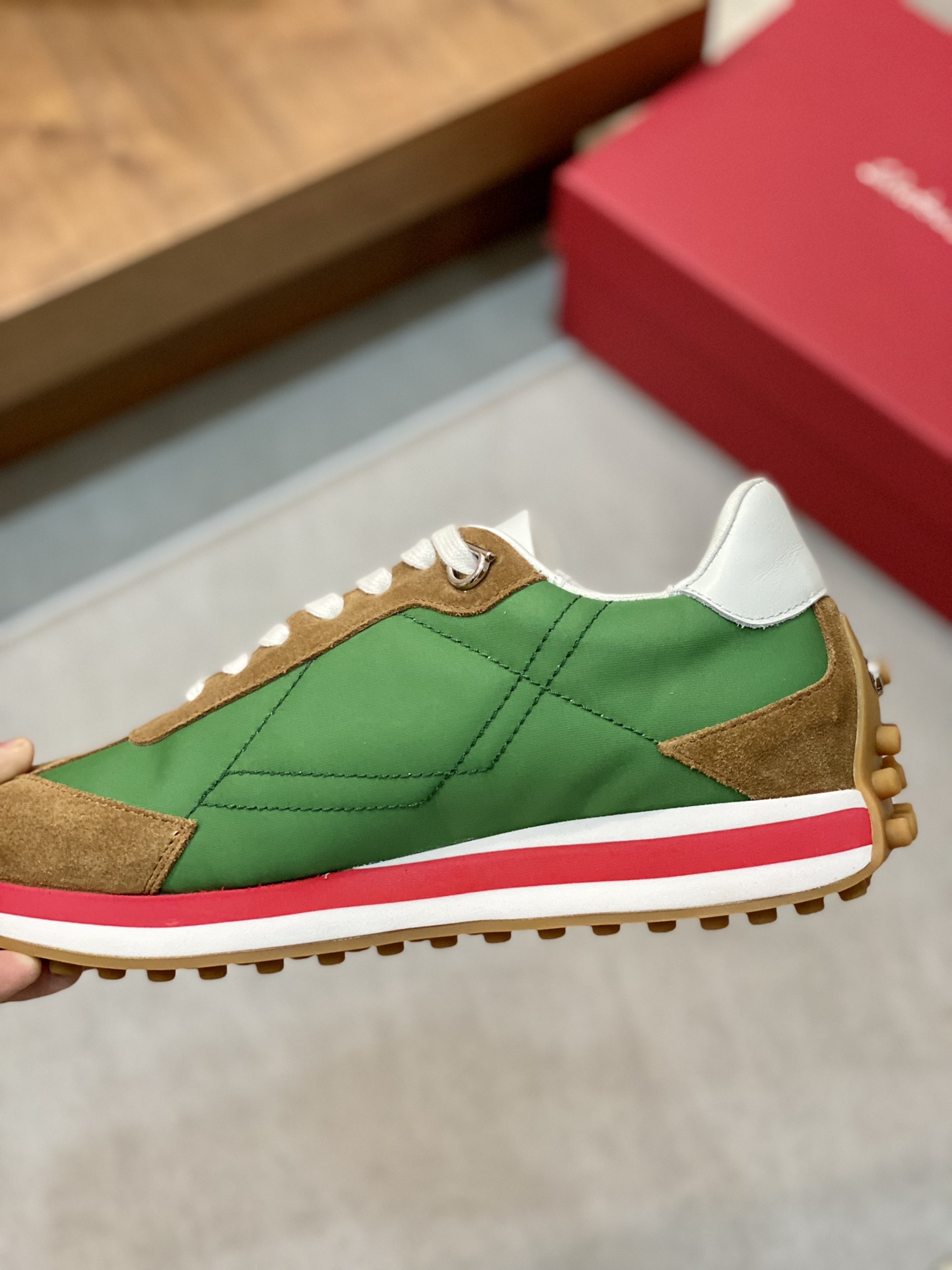 Stylish Ferragamo Sneakers: Modern Classic Design, Factory Price 700 Quid - 图片 6