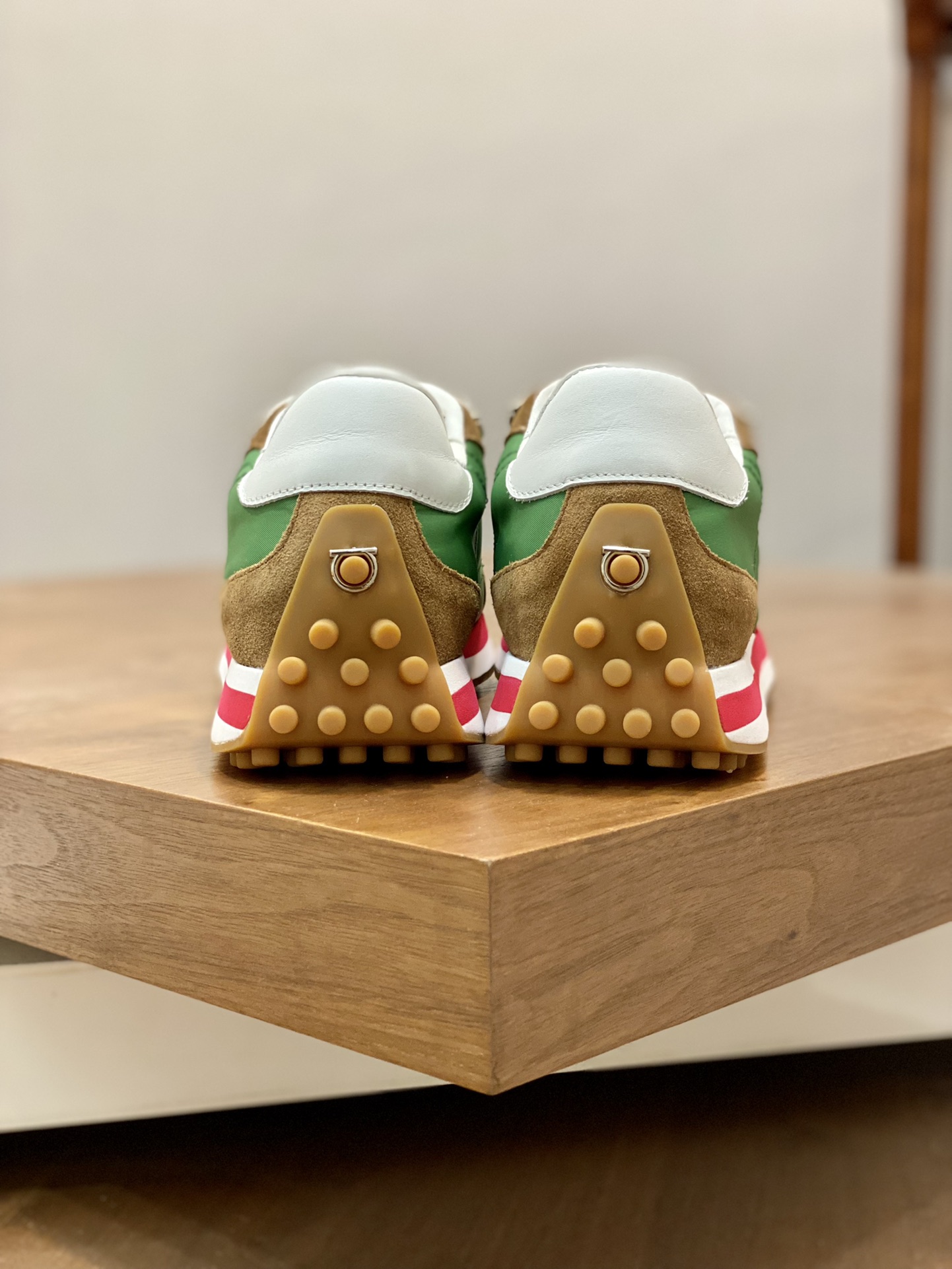 Stylish Ferragamo Sneakers: Modern Classic Design, Factory Price 700 Quid - 图片 8