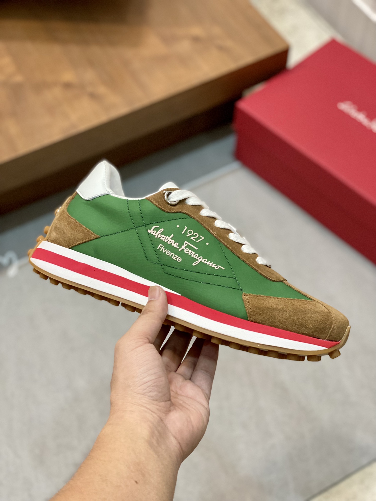 Stylish Ferragamo Sneakers: Modern Classic Design, Factory Price 700 Quid - 图片 4