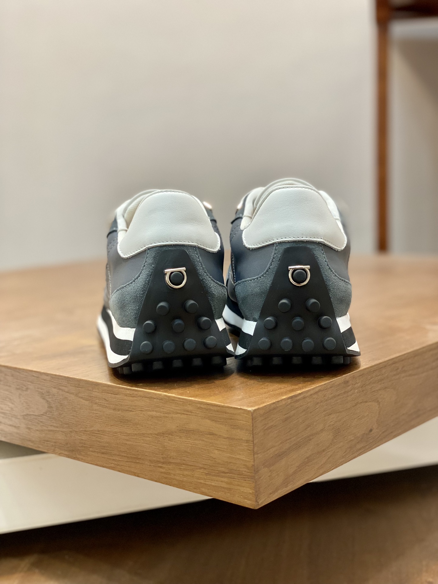 Stylish Ferragamo Sneakers at Factory Price: Modern, Flexible, and Classic - 图片 8