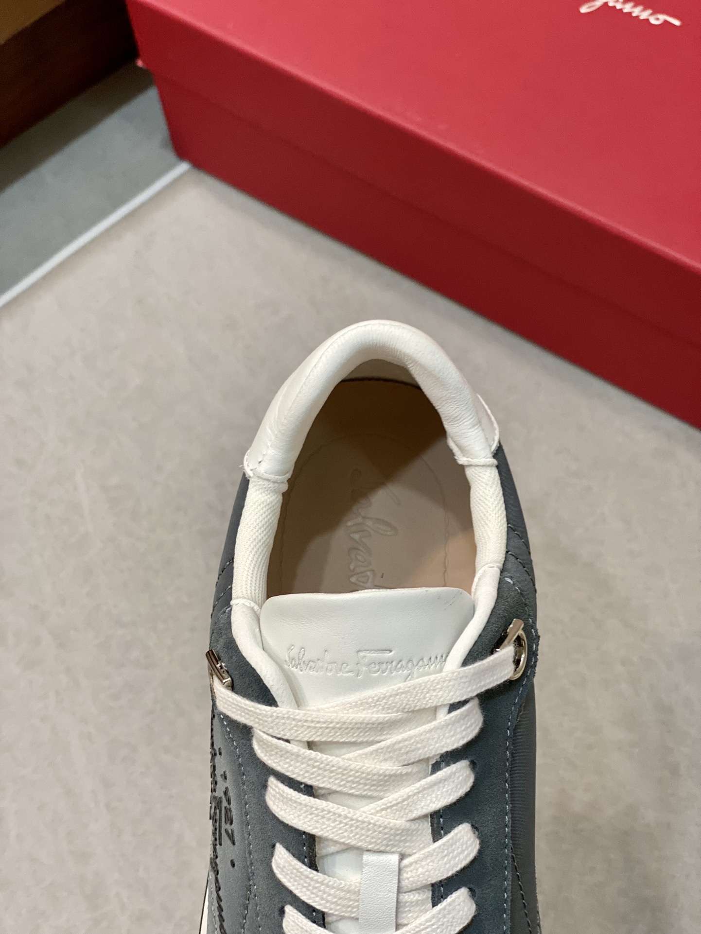 Stylish Ferragamo Sneakers at Factory Price: Modern, Flexible, and Classic - 图片 7