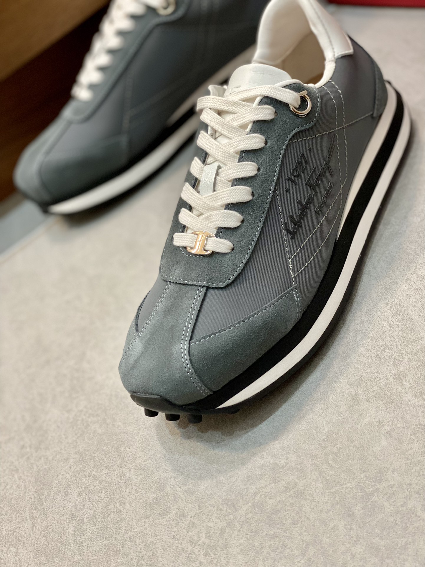 Stylish Ferragamo Sneakers at Factory Price: Modern, Flexible, and Classic - 图片 6