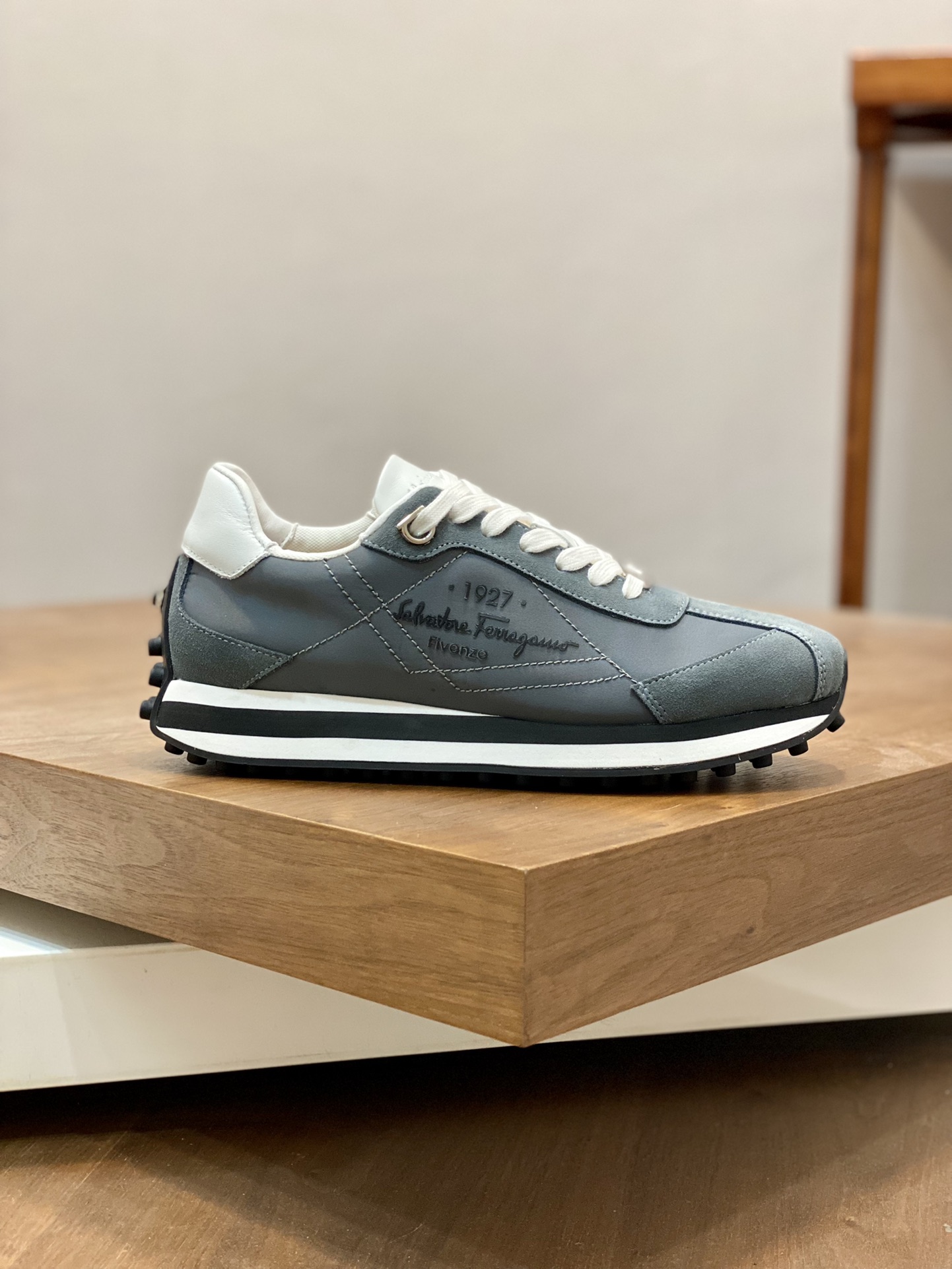 Stylish Ferragamo Sneakers at Factory Price: Modern, Flexible, and Classic - 图片 2