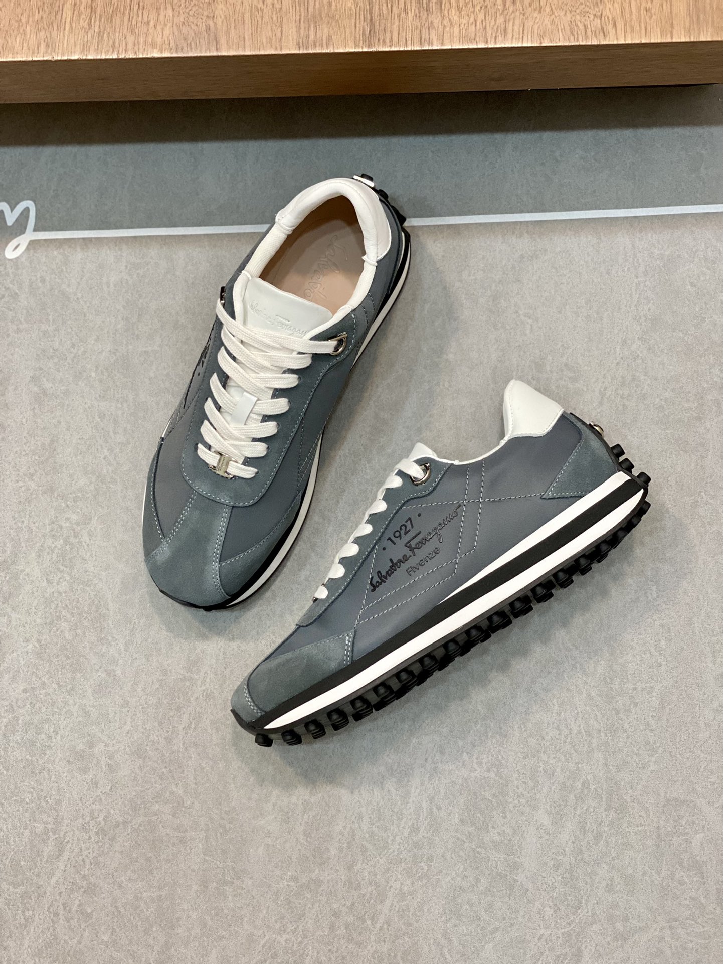 Stylish Ferragamo Sneakers at Factory Price: Modern, Flexible, and Classic - 图片 5