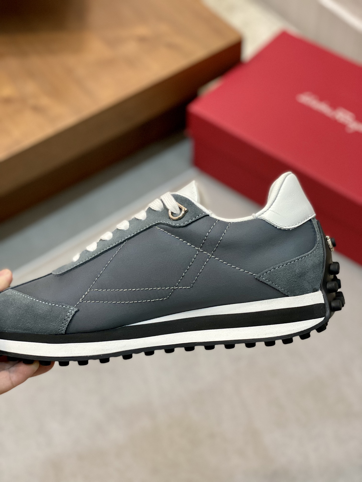 Stylish Ferragamo Sneakers at Factory Price: Modern, Flexible, and Classic - 图片 9