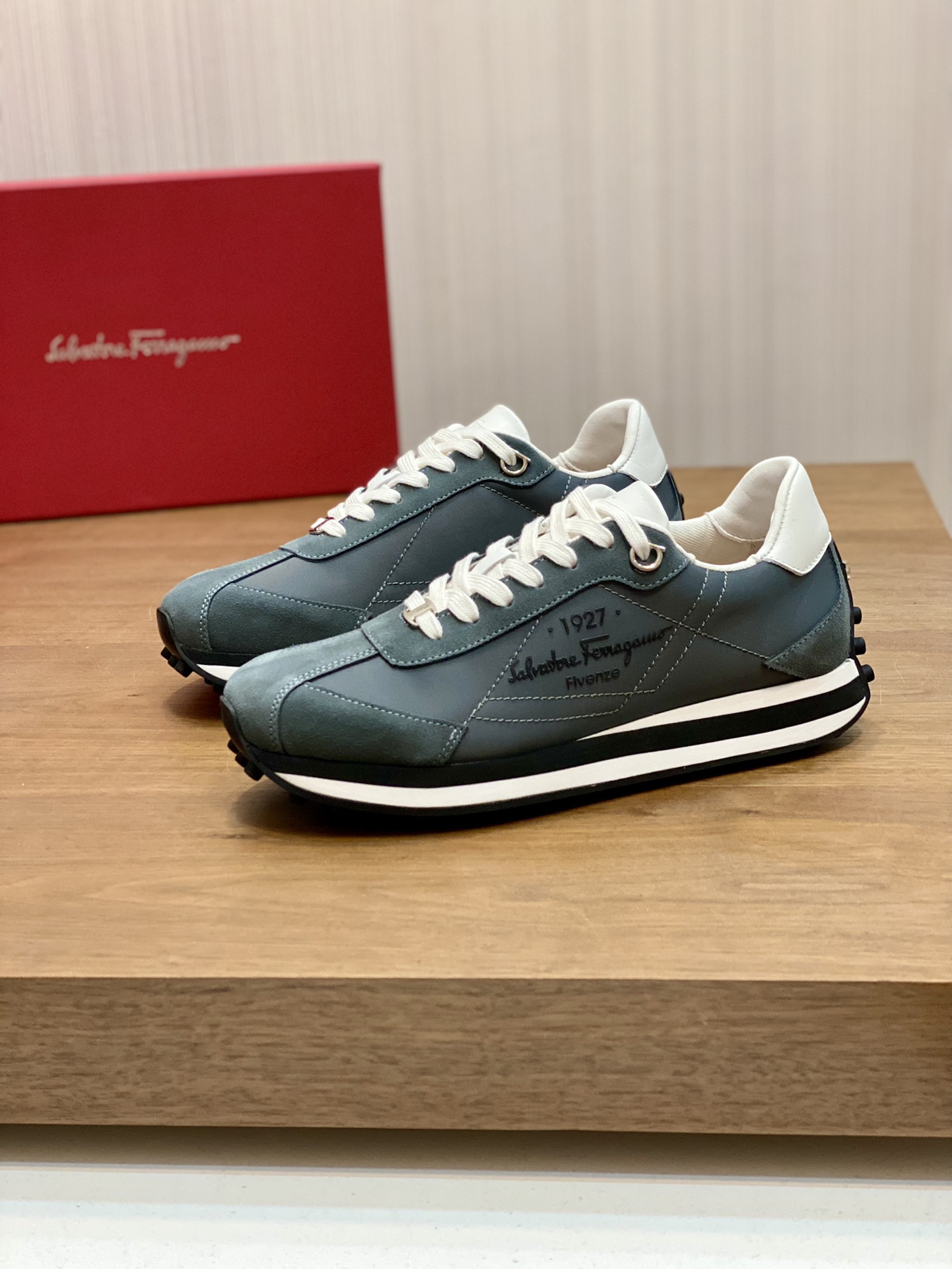Stylish Ferragamo Sneakers at Factory Price: Modern, Flexible, and Classic - 图片 3