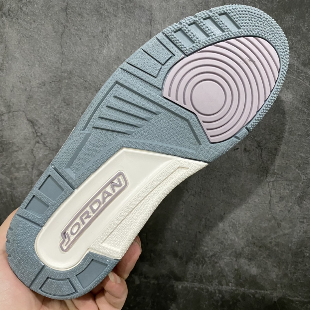 图片[9]-纯原版 Air Jordan Legacy AJ312 米白蓝 DQ5347-141 鞋身采用了皮革材质打造 横跨鞋面的魔术贴十分吸睛 侧面的Swoosh Logo的一部分被鞋面遮挡了一部分 颇具玩味 魔术贴上标有Nike标识 而鞋舌上是Jordan的经典红色飞翼Logo 后跟和鞋底均采用了Air Jordan 3 的设计 后跟上同样也使用了经典的爆裂纹图案 尺码：36 36.5 37.5 38 38.5 39 40 40.5 41 42 42.5 43 44 44.5 45 46-选品中心