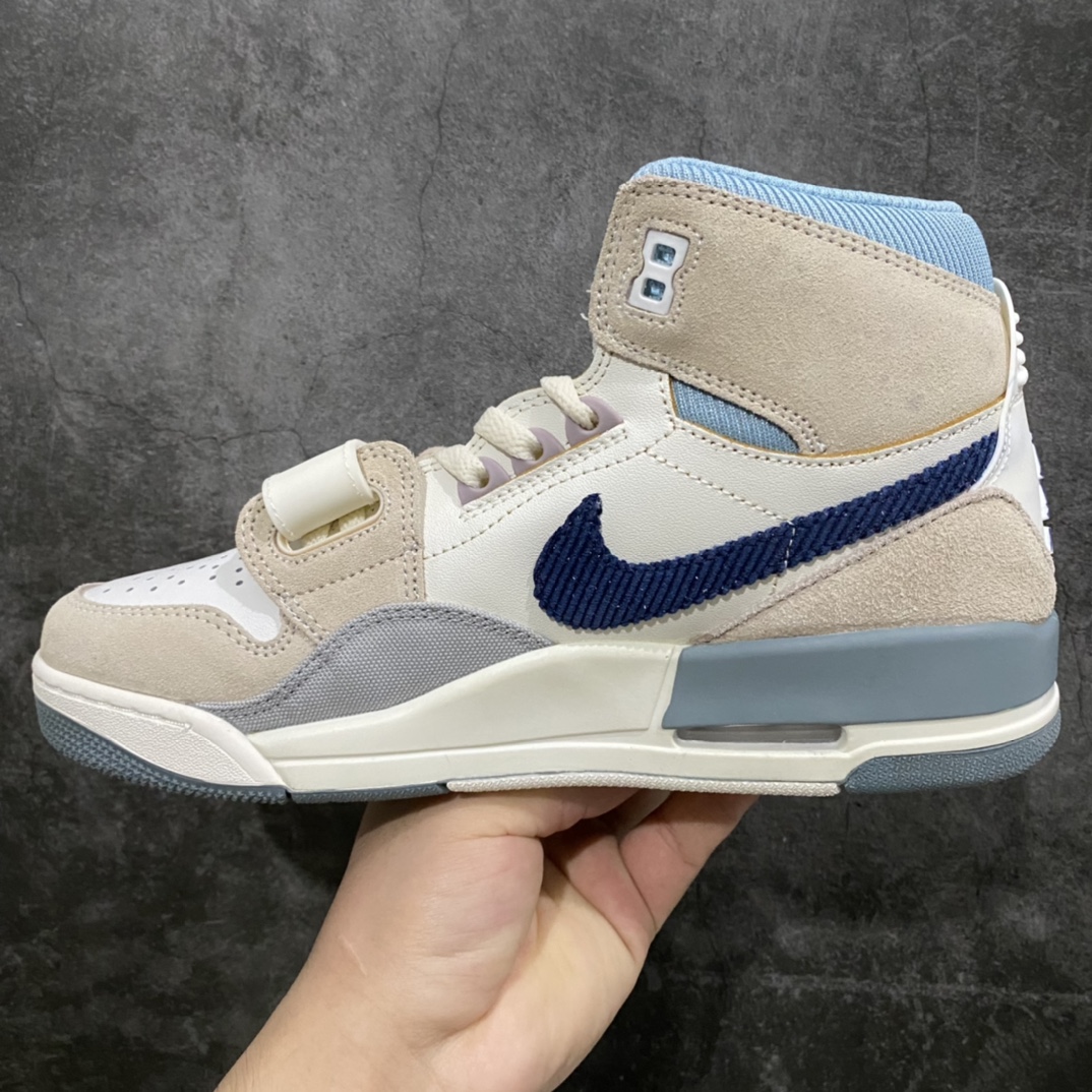 图片[2]-纯原版 Air Jordan Legacy AJ312 米白蓝 DQ5347-141 鞋身采用了皮革材质打造 横跨鞋面的魔术贴十分吸睛 侧面的Swoosh Logo的一部分被鞋面遮挡了一部分 颇具玩味 魔术贴上标有Nike标识 而鞋舌上是Jordan的经典红色飞翼Logo 后跟和鞋底均采用了Air Jordan 3 的设计 后跟上同样也使用了经典的爆裂纹图案 尺码：36 36.5 37.5 38 38.5 39 40 40.5 41 42 42.5 43 44 44.5 45 46-选品中心
