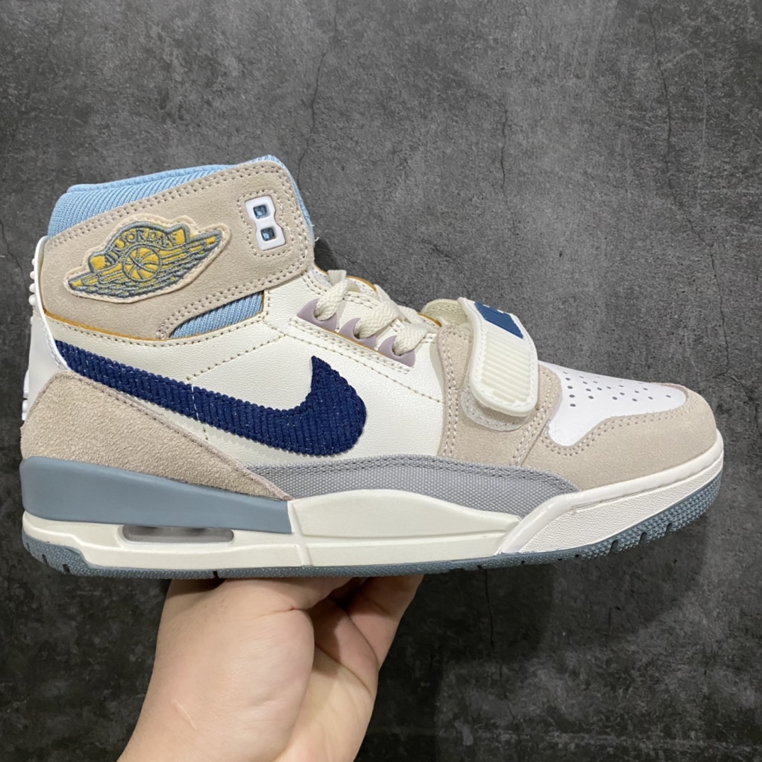 纯原版 Air Jordan Legacy AJ312 米白蓝 DQ5347-141 鞋身采用了皮革材质打造 横跨鞋面的魔术贴十分吸睛 侧面的Swoosh Logo的一部分被鞋面遮挡了一部分 颇具玩味 魔术贴上标有Nike标识 而鞋舌上是Jordan的经典红色飞翼Logo 后跟和鞋底均采用了Air Jordan 3 的设计 后跟上同样也使用了经典的爆裂纹图案 尺码：36 36.5 37.5 38 38.5 39 40 40.5 41 42 42.5 43 44 44.5 45 46-选品中心