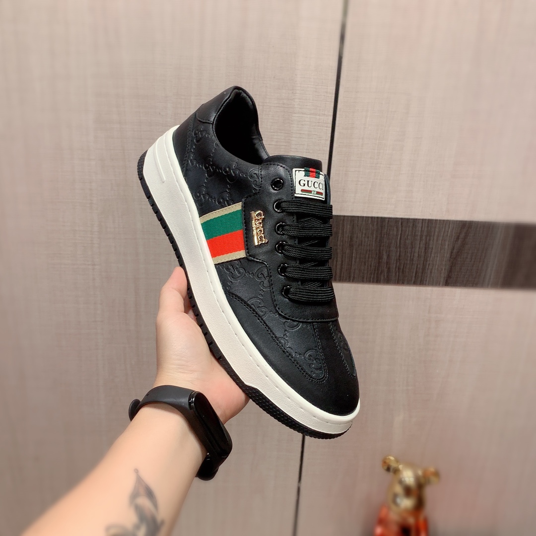 I5  Gucci  古奇   最新爆款休闲鞋，顶端品牌奢侈～代购，顶级～质量。专柜同卖产品鞋面選用进口透气牛皮搭配布面料材质透气羊皮内里精细做工。原版个性时尚柔软橡膠耐磨防滑大底，上脚轻巧舒适，实物拍摄實物更好看，0127广州码: 38-44。2色可选