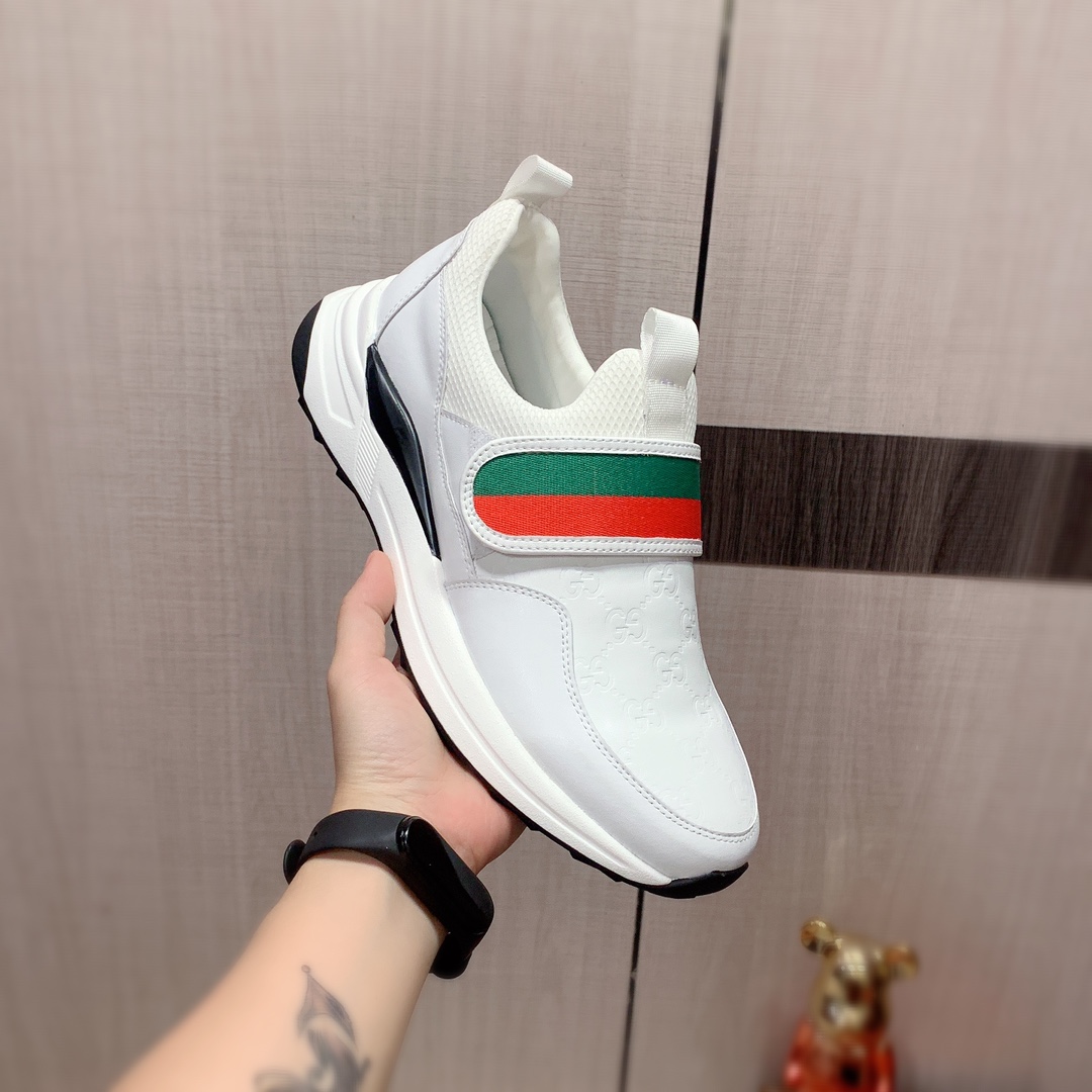 I5  Gucci  古奇   最新爆款休闲鞋，顶端品牌奢侈～代购，顶级～质量。专柜同卖产品鞋面選用进口透气牛皮搭配布面料材质透气羊皮内里精细做工。原版个性时尚柔软橡膠耐磨防滑大底，上脚轻巧舒适，实物拍摄實物更好看，0127广州码: 38-44。3色可选