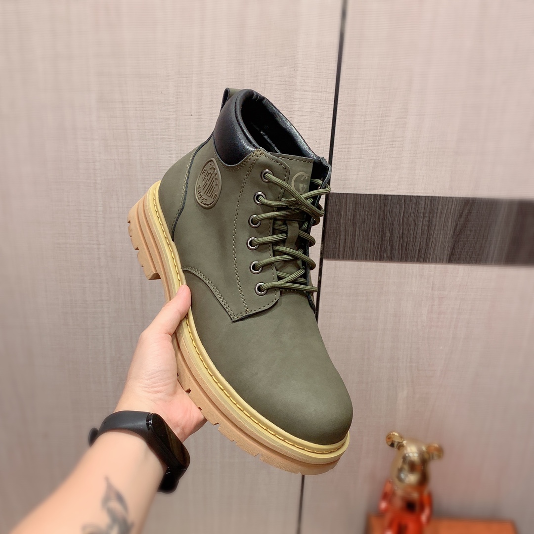 J0 高帮马丁靴: Gucci  古奇   最新爆款休闲鞋，顶端品牌奢侈～代购，顶级～质量。玉专柜同卖产品鞋面選用进口透气牛皮搭配布面料材质透气内里精细做工。原版个性时尚柔软橡膠耐磨防滑大底，上脚轻巧舒适，实物拍摄實物更好看，广州码: 38-44。3色可选