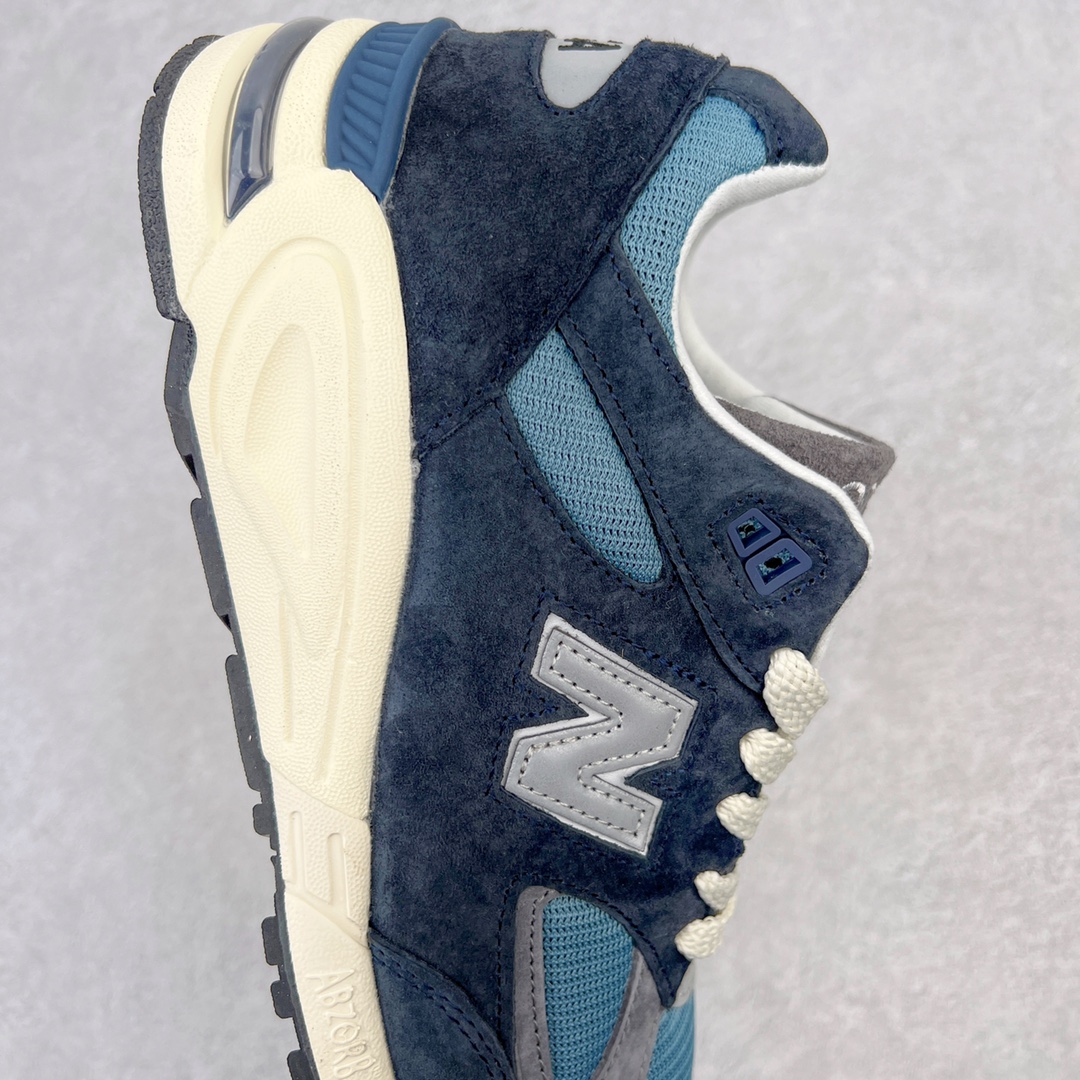 图片[6]-＃K版纯原福利 New Balance M990TB2 新百伦NB990V2 海军蓝 第二代总统复古慢跑鞋 正确3M反光细节 原楦原纸版开发 正确6层组合底模精密开发 搭载全新碳素中底 后跟透明TPU水晶装饰条稳固 沿用了引以为傲的跑鞋手工技艺 采用猪皮绒面并包裹局部透气网面的鞋身设计 菱网鞋舌上刻有New Balance USA 鞋面依旧身着经典的大热之灰 彰显了其高端的品质身份 尺码：36 37 37.5 38 38.5 39 40 40.5 41.5 42 42.5 43 44 45-选品中心