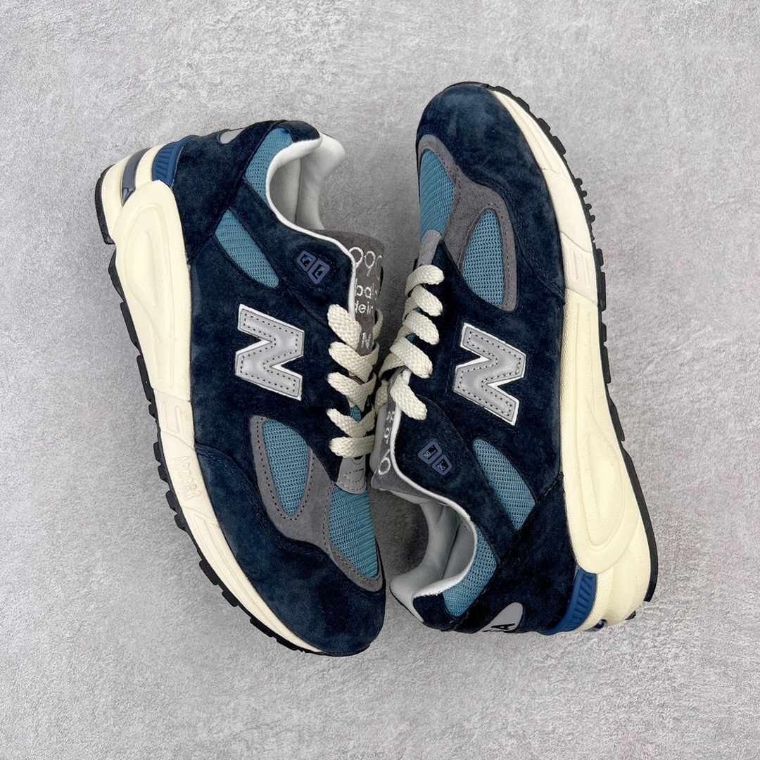 图片[3]-＃K版纯原福利 New Balance M990TB2 新百伦NB990V2 海军蓝 第二代总统复古慢跑鞋 正确3M反光细节 原楦原纸版开发 正确6层组合底模精密开发 搭载全新碳素中底 后跟透明TPU水晶装饰条稳固 沿用了引以为傲的跑鞋手工技艺 采用猪皮绒面并包裹局部透气网面的鞋身设计 菱网鞋舌上刻有New Balance USA 鞋面依旧身着经典的大热之灰 彰显了其高端的品质身份 尺码：36 37 37.5 38 38.5 39 40 40.5 41.5 42 42.5 43 44 45-选品中心