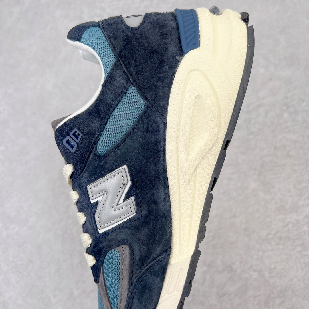 图片[7]-＃K版纯原福利 New Balance M990TB2 新百伦NB990V2 海军蓝 第二代总统复古慢跑鞋 正确3M反光细节 原楦原纸版开发 正确6层组合底模精密开发 搭载全新碳素中底 后跟透明TPU水晶装饰条稳固 沿用了引以为傲的跑鞋手工技艺 采用猪皮绒面并包裹局部透气网面的鞋身设计 菱网鞋舌上刻有New Balance USA 鞋面依旧身着经典的大热之灰 彰显了其高端的品质身份 尺码：36 37 37.5 38 38.5 39 40 40.5 41.5 42 42.5 43 44 45-选品中心