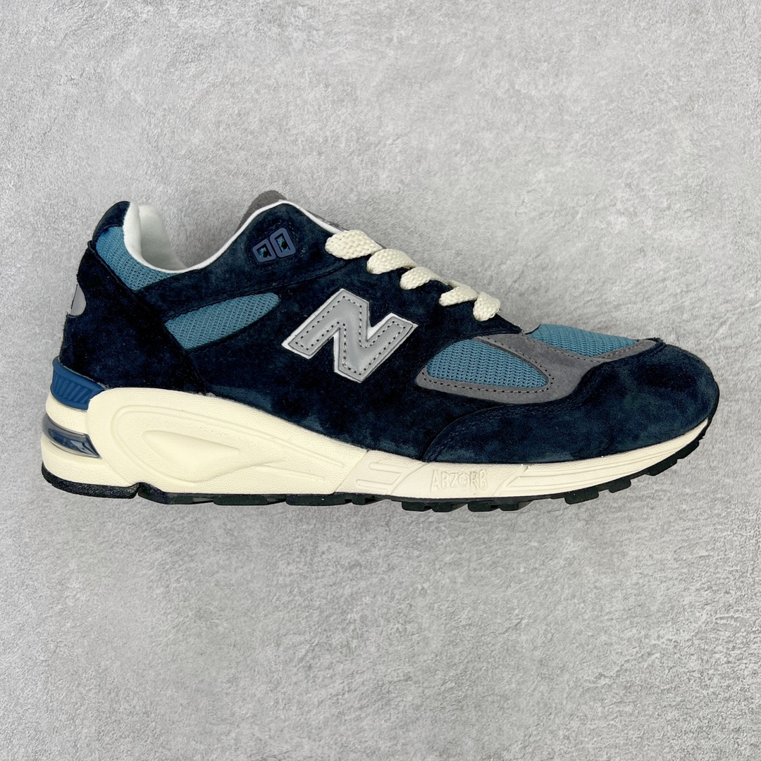 ＃K版纯原福利 New Balance M990TB2 新百伦NB990V2 海军蓝 第二代总统复古慢跑鞋 正确3M反光细节 原楦原纸版开发 正确6层组合底模精密开发 搭载全新碳素中底 后跟透明TPU水晶装饰条稳固 沿用了引以为傲的跑鞋手工技艺 采用猪皮绒面并包裹局部透气网面的鞋身设计 菱网鞋舌上刻有New Balance USA 鞋面依旧身着经典的大热之灰 彰显了其高端的品质身份 尺码：36 37 37.5 38 38.5 39 40 40.5 41.5 42 42.5 43 44 45-选品中心