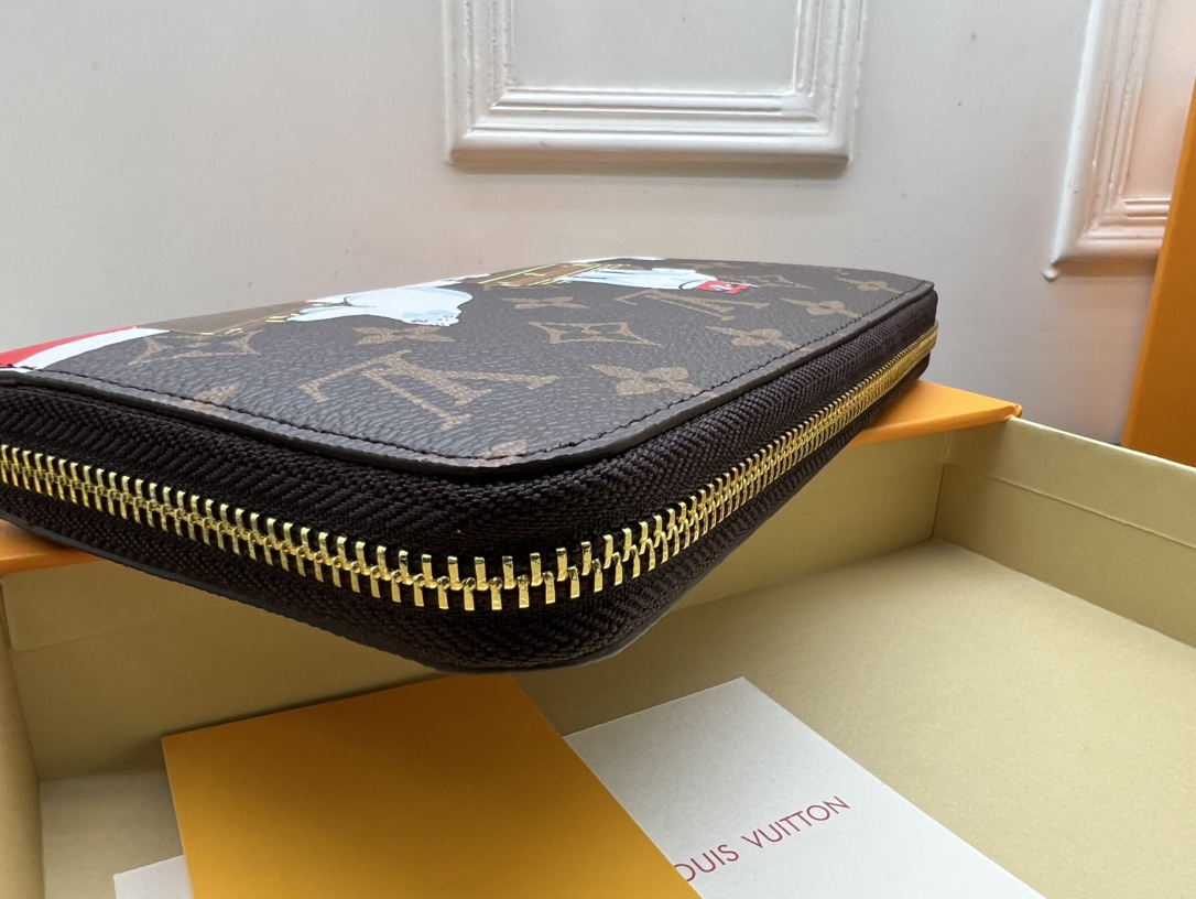 Leather clutch wallet wristlet detail